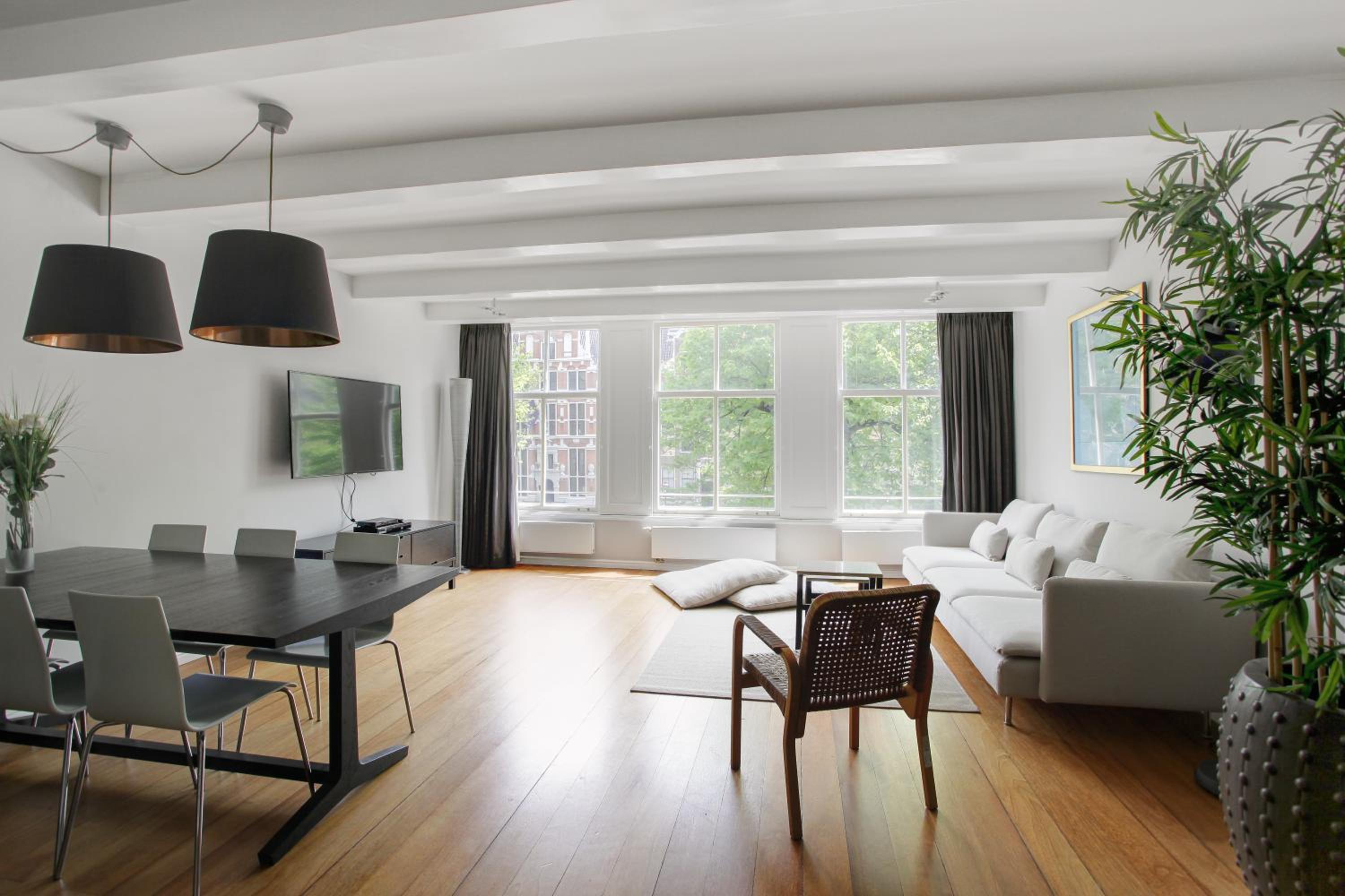 Luxury One-Bedroom Apartment with Canal View photo 3