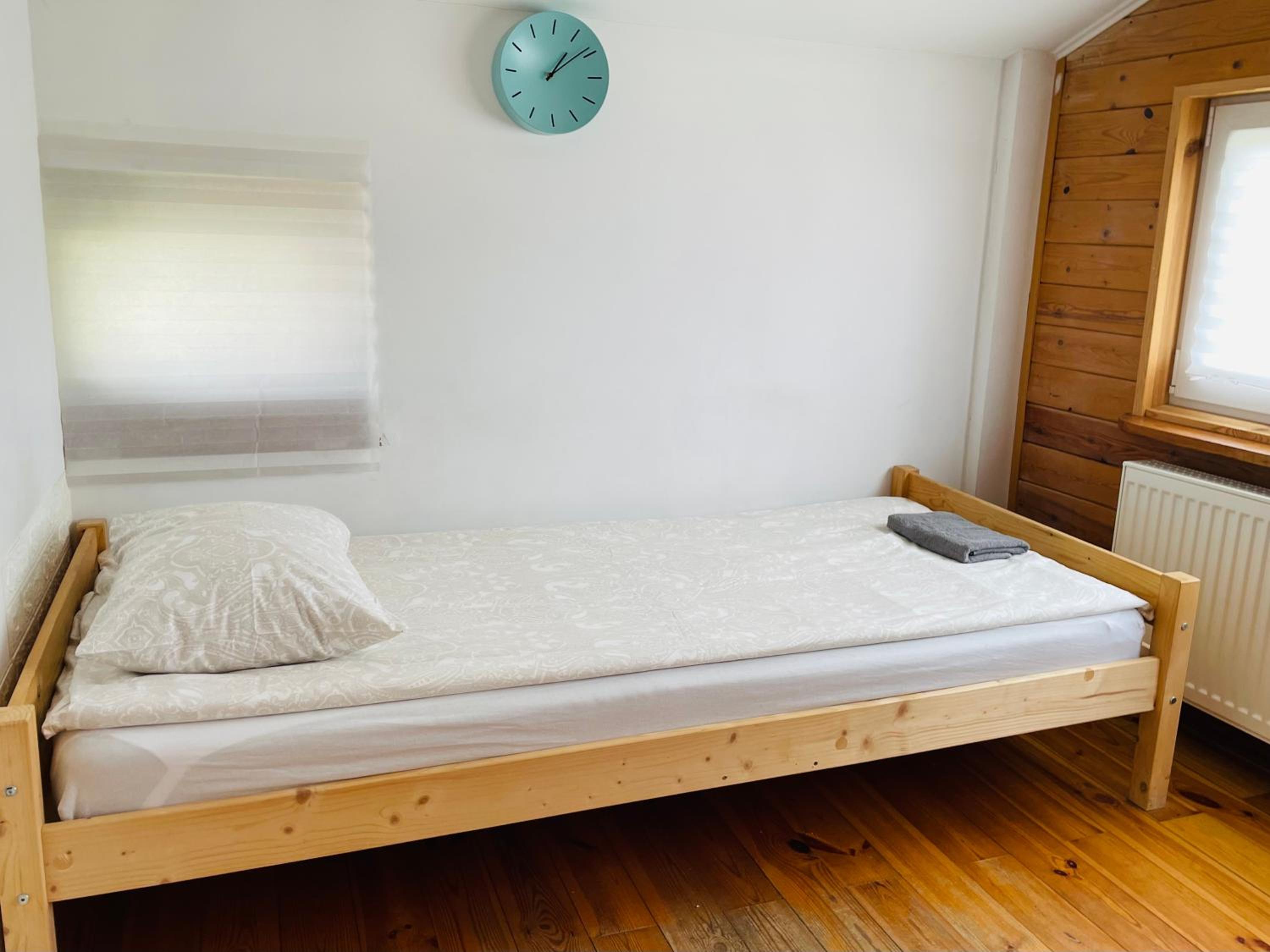 Small Single Room with Shared Bathroom photo 2