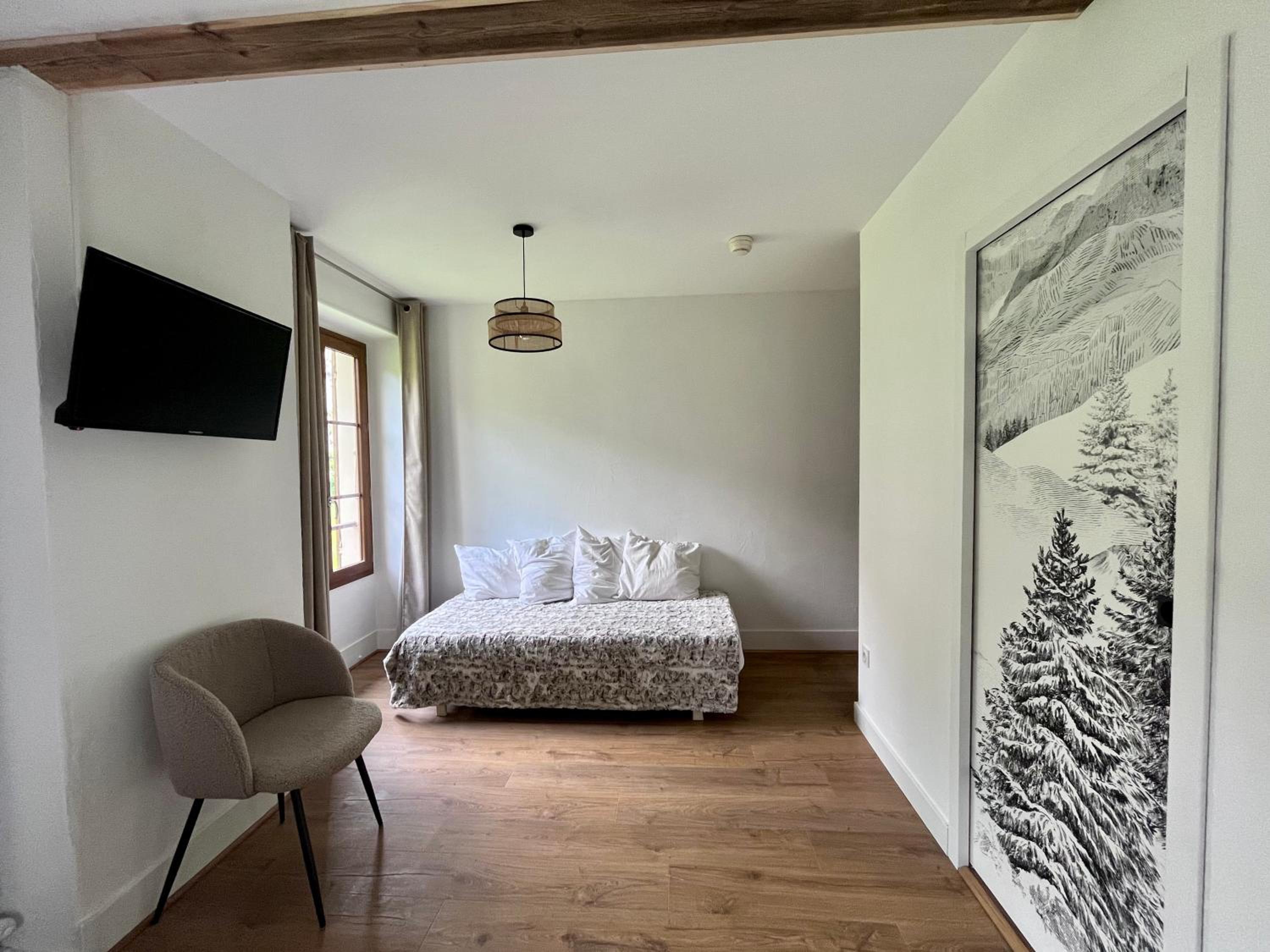 Deluxe Room (2 Adults + 1 Child)
