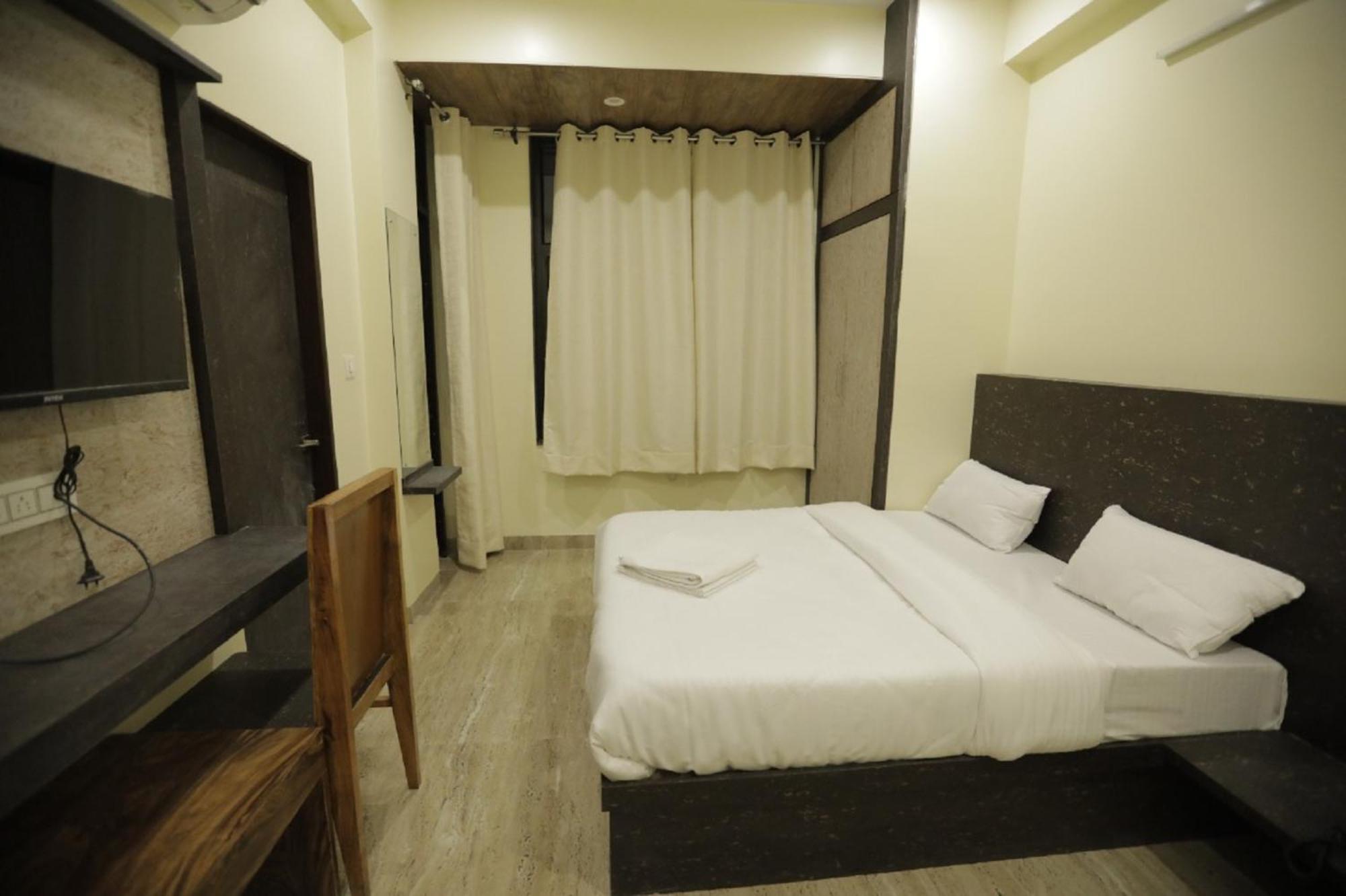 Deluxe Room - Photo 9