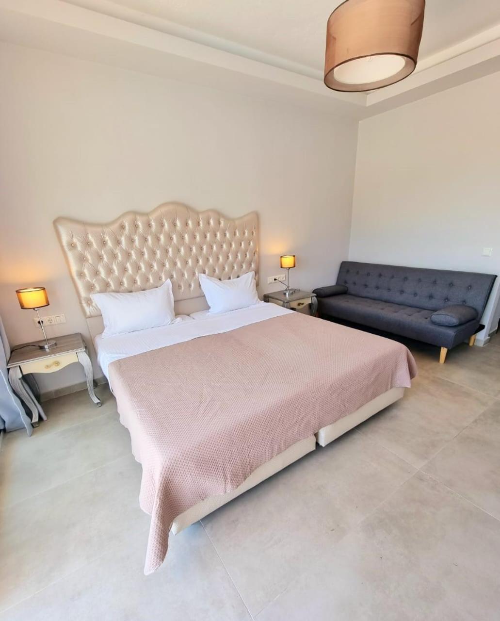 Deluxe Suite with Sea View - Photo 3
