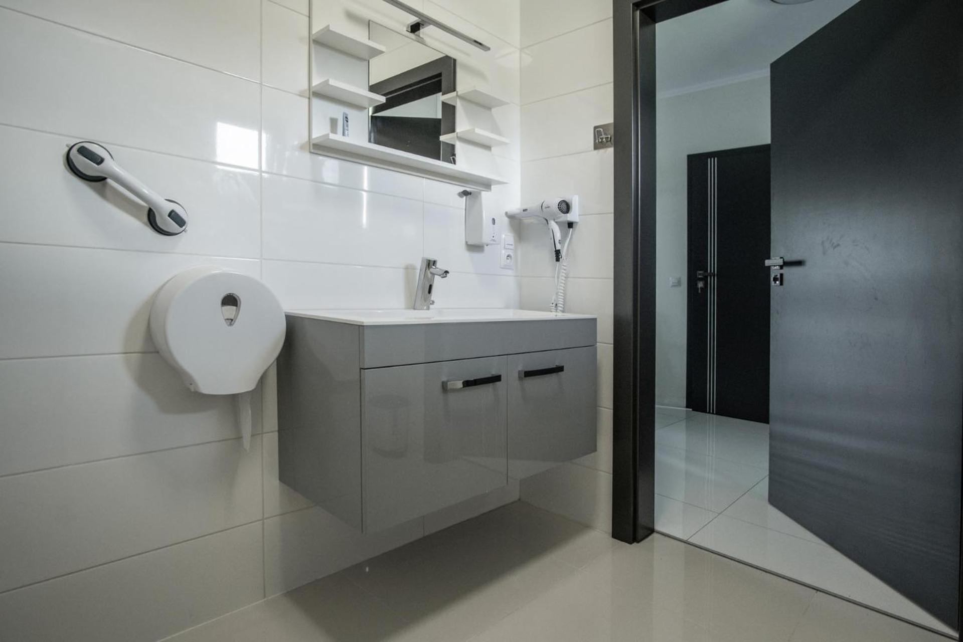 Triple Room - Disability Access - Photo 10
