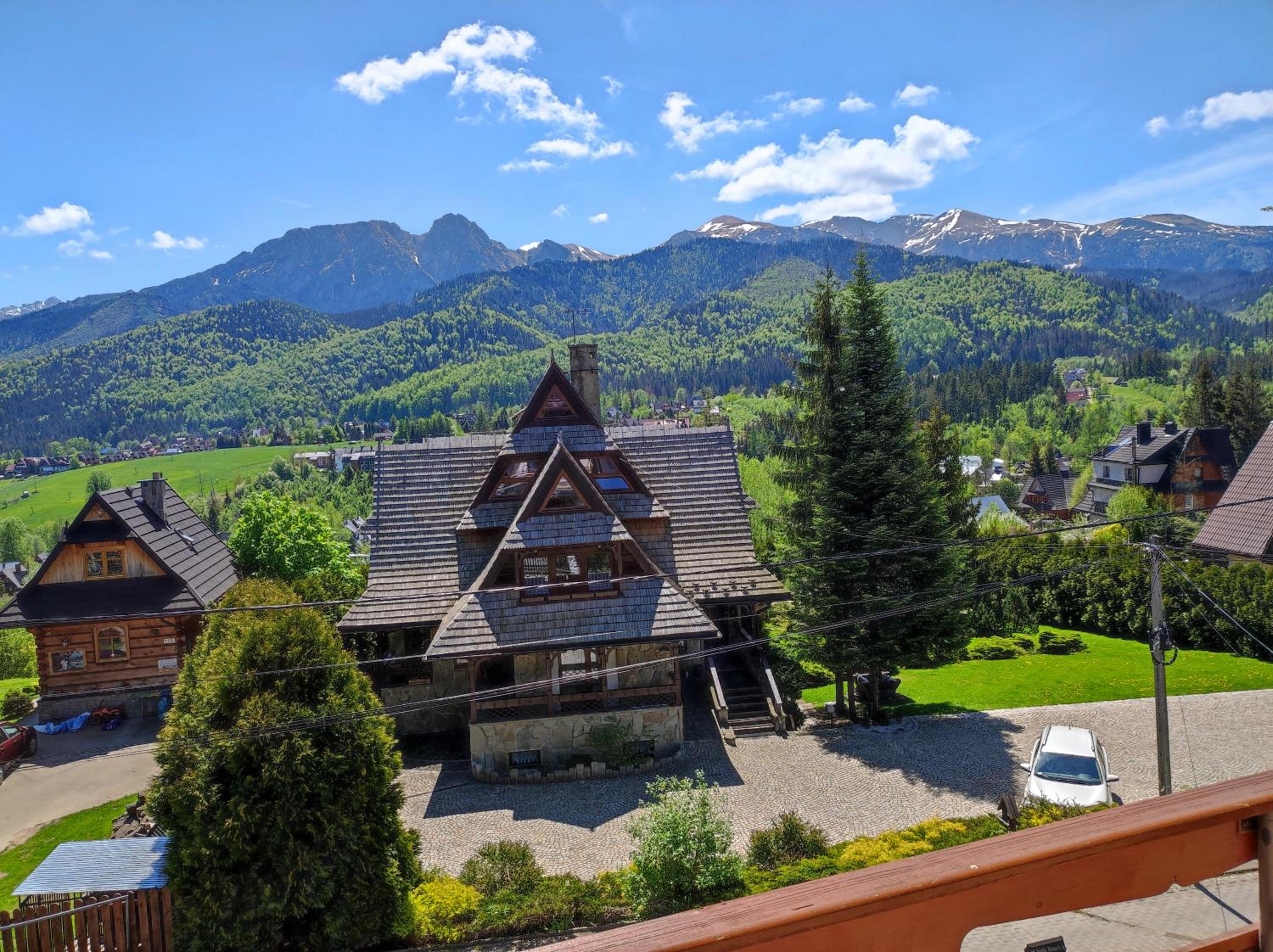 Apartment with Mountain View