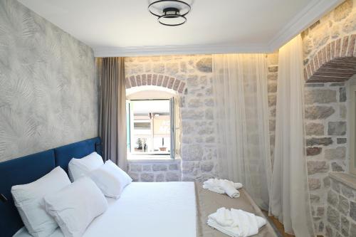 One-Bedroom Apartment - Photo 2