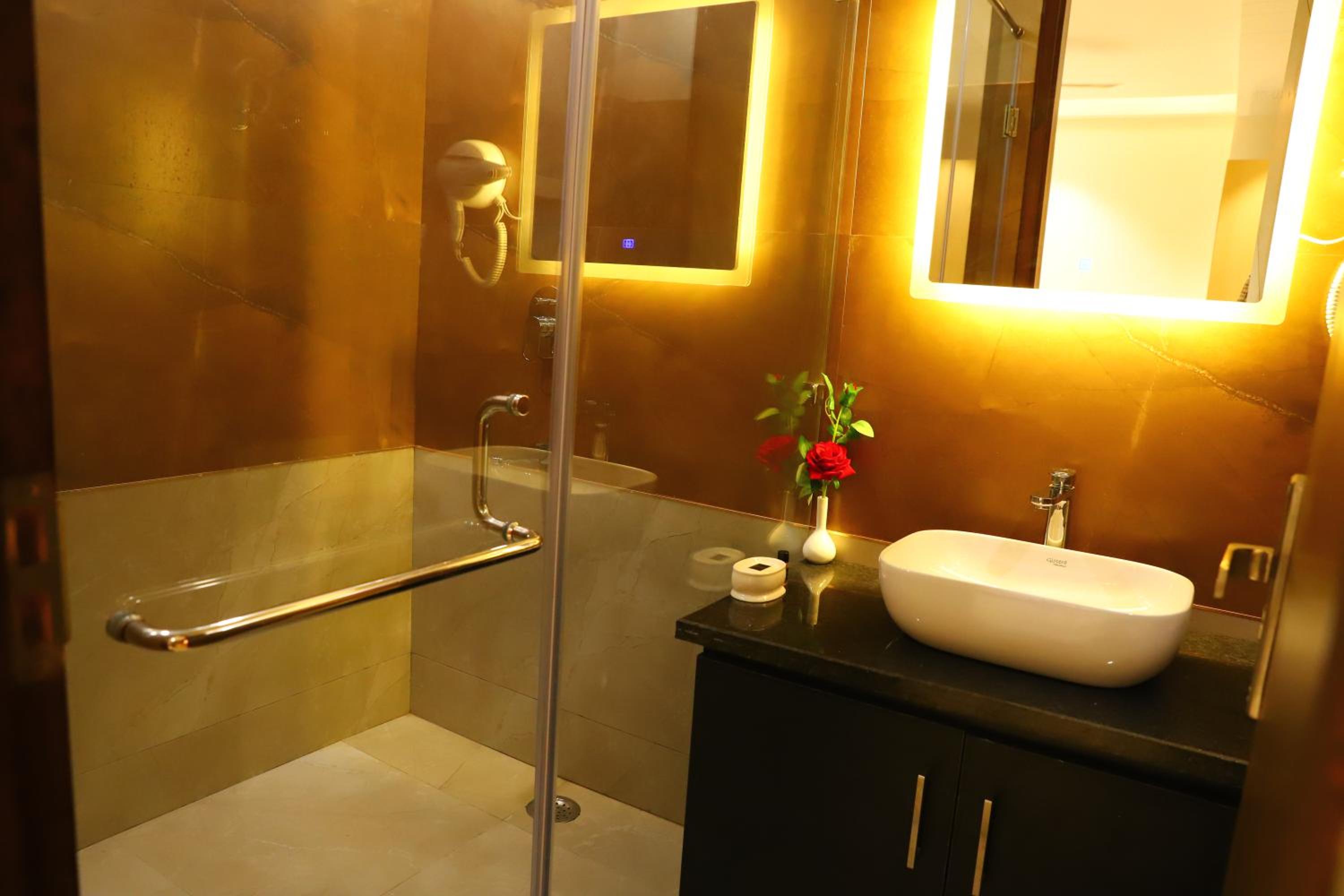 Deluxe King Room - Photo 4