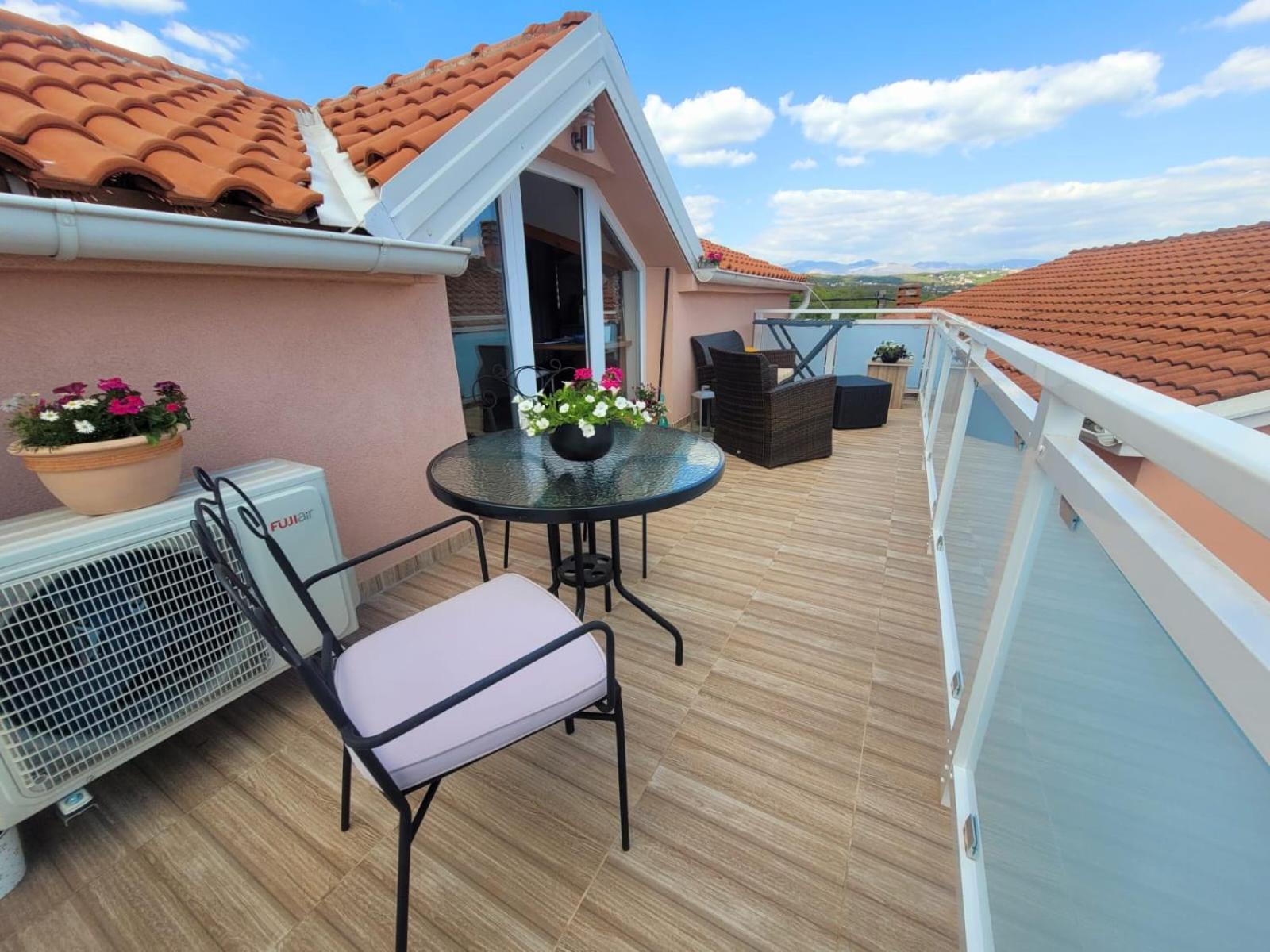 Apartment with Sea View - Photo 9