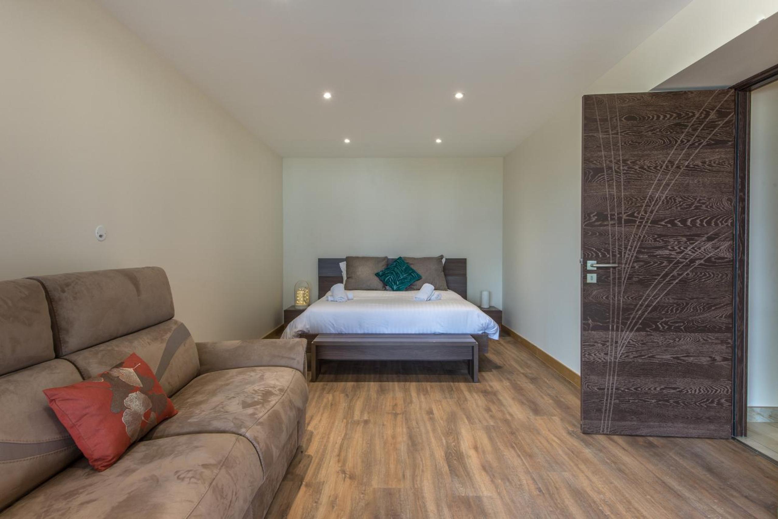 Three-Bedroom Apartment with Lake View photo 3
