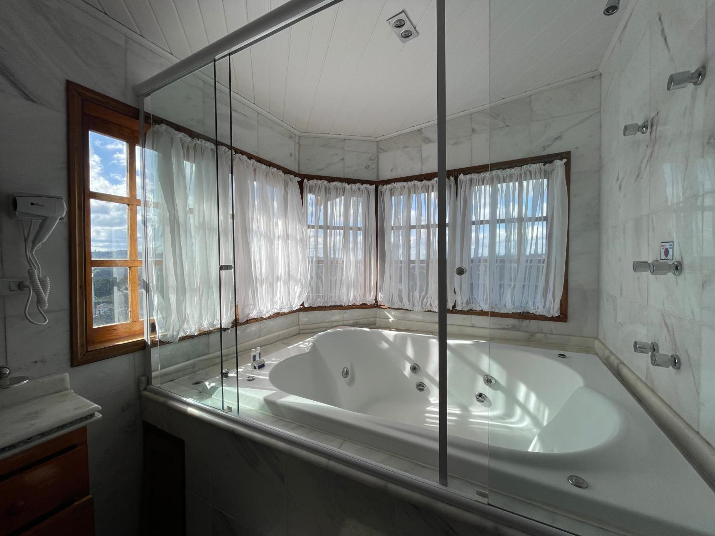 Suite with Hot Tub photo 3
