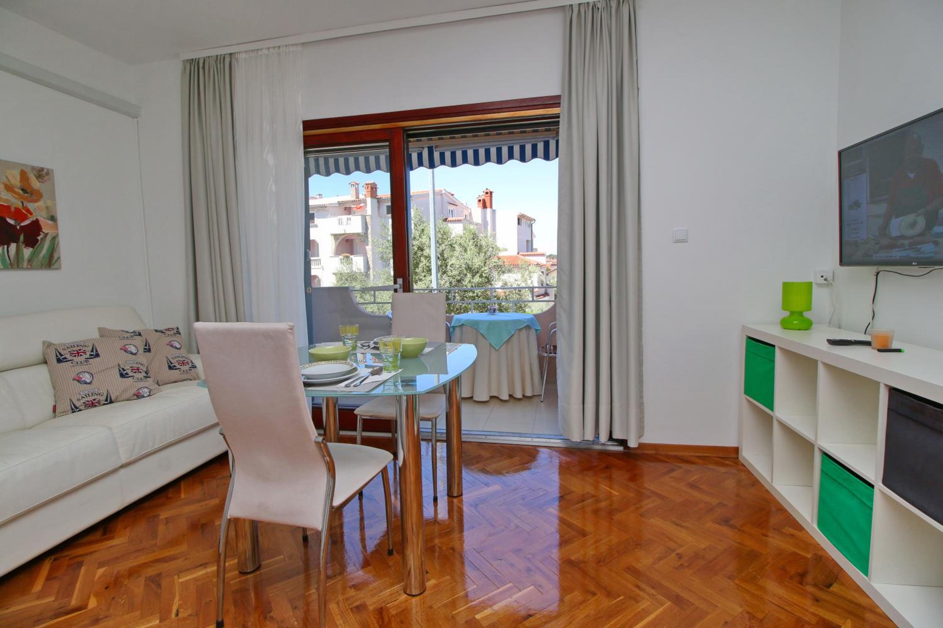 Apartment with Balcony photo 2