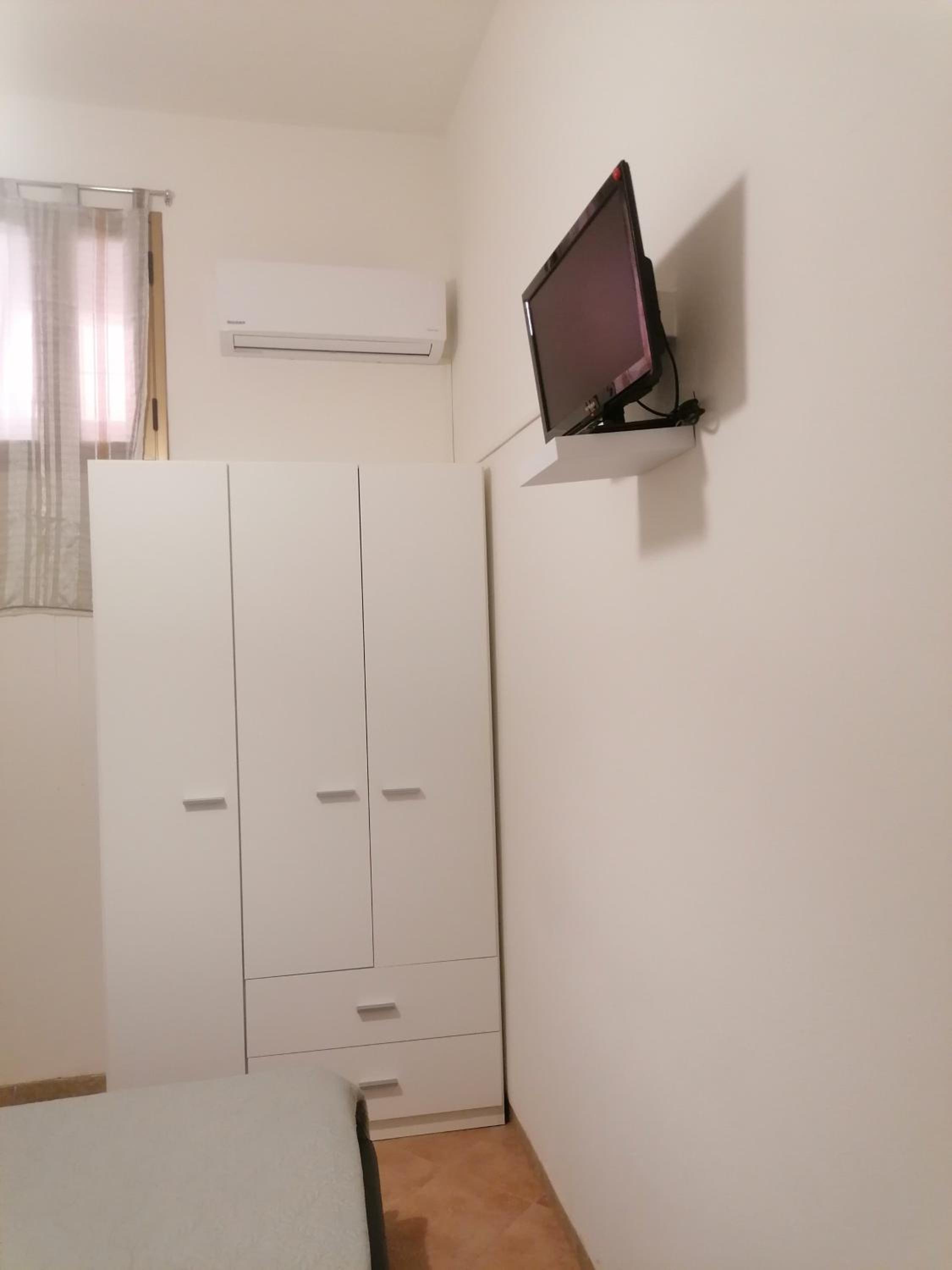 One-Bedroom House - Photo 13