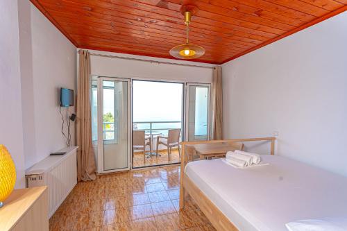 Deluxe Double Room with Balcony and Sea View photo 2