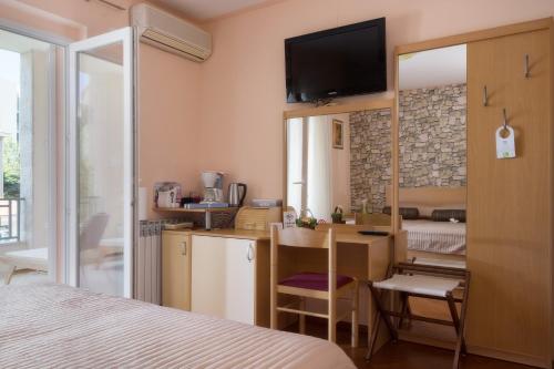 Deluxe Double Room with Balcony and Sea View photo 3