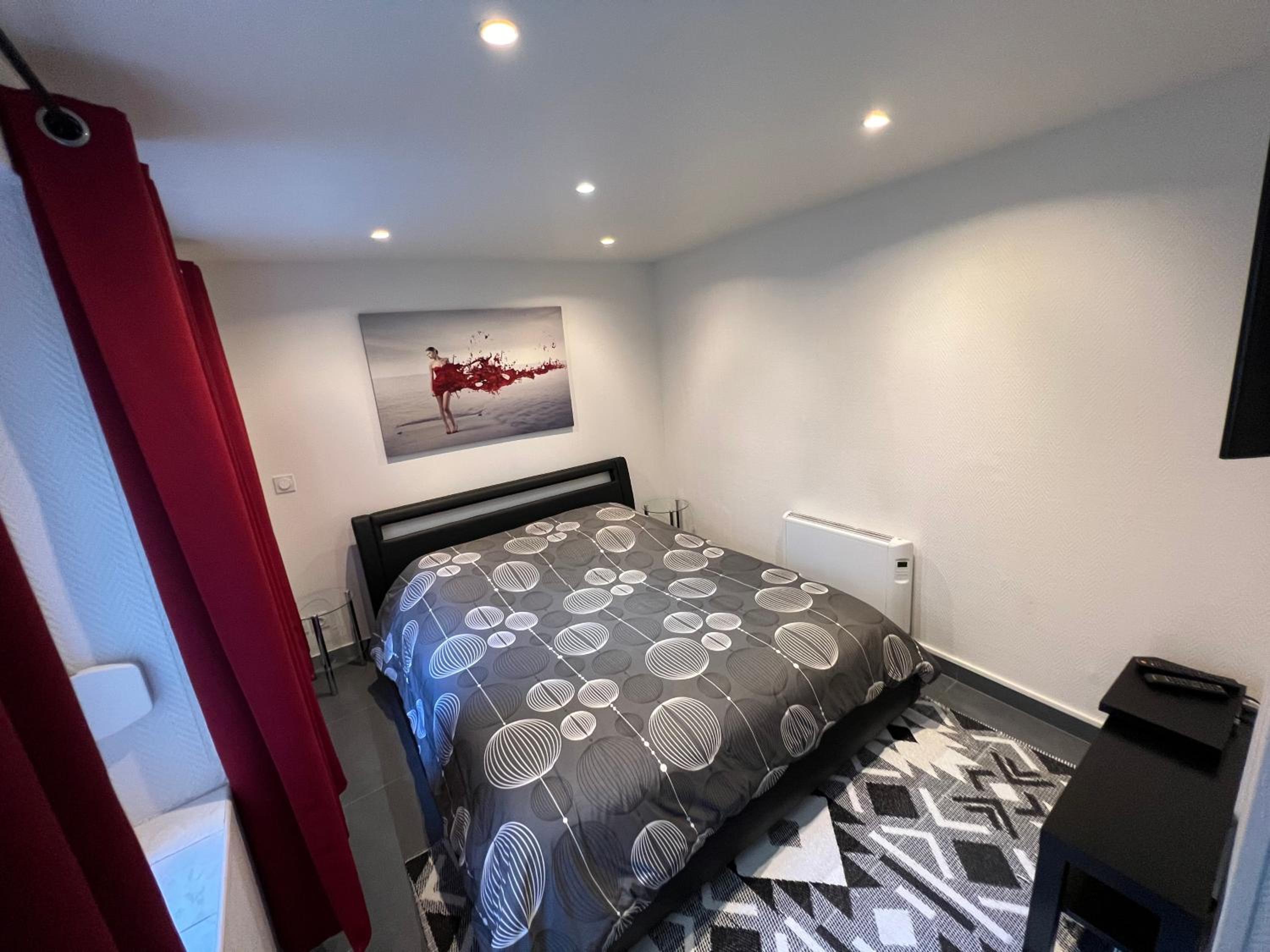 One-Bedroom Apartment - Photo 16