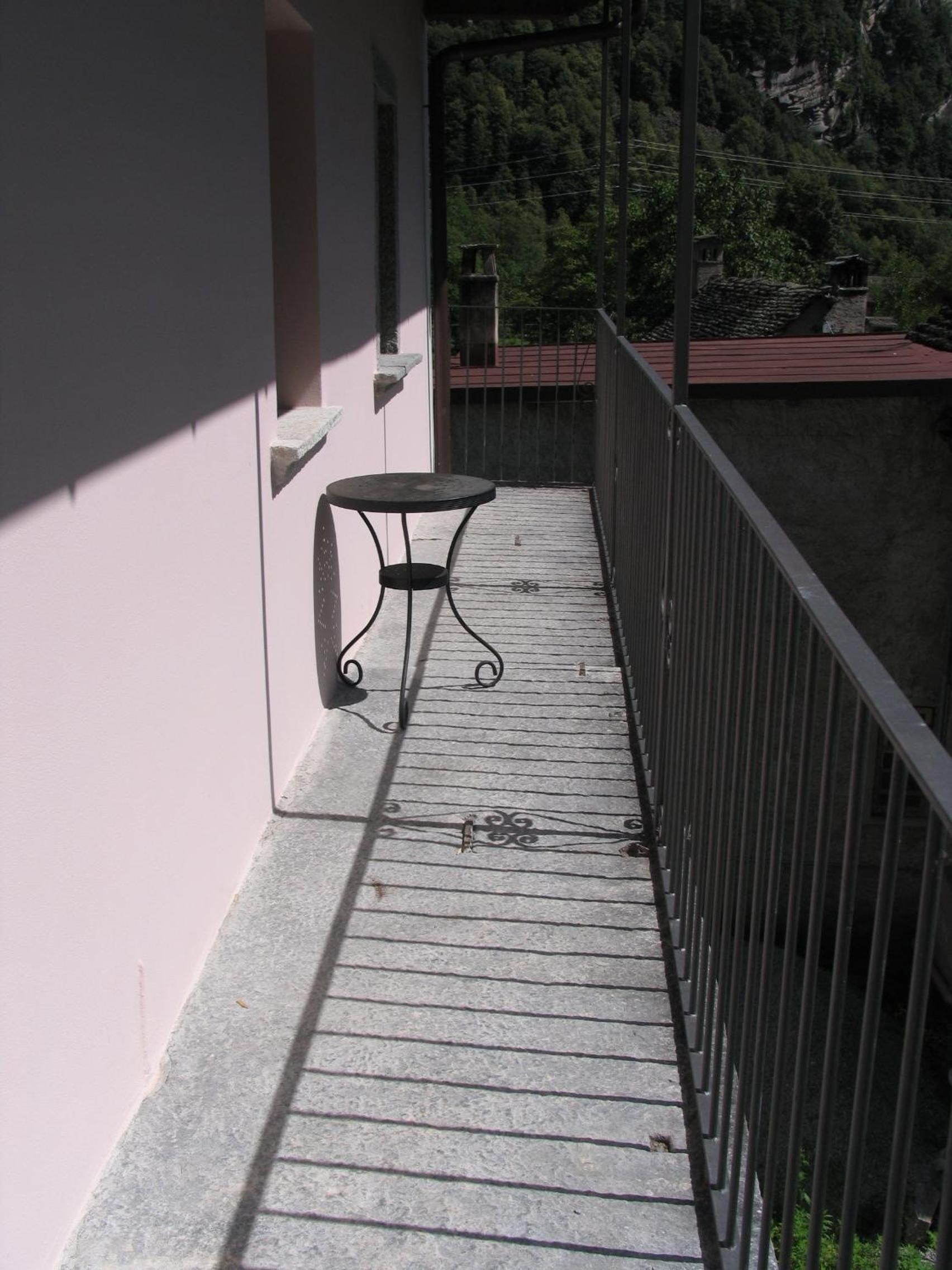 One-Bedroom Apartment with Mountain View photo 2