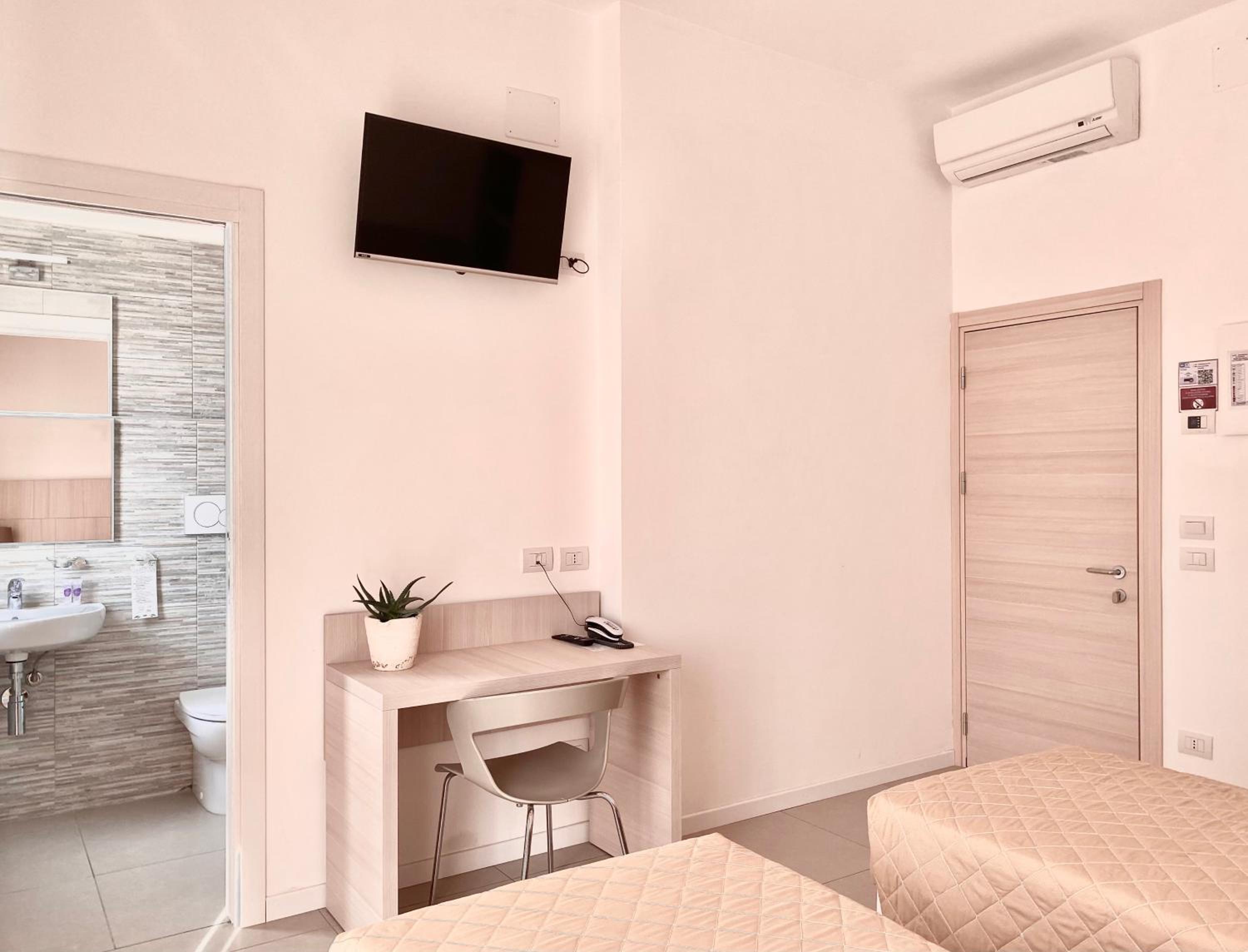 Budget Double Room photo 2