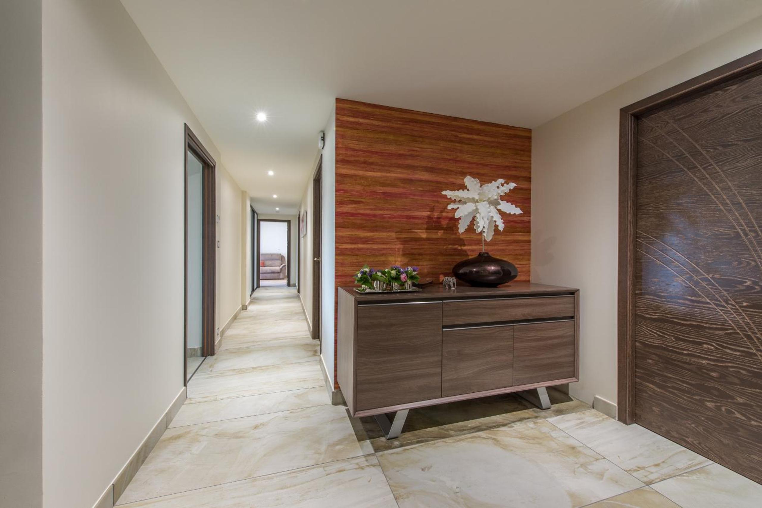 Six-Bedroom Apartment with Lake View photo 2
