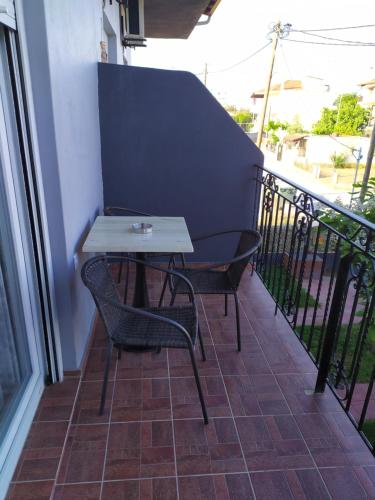 Apartment with Balcony - Photo 4