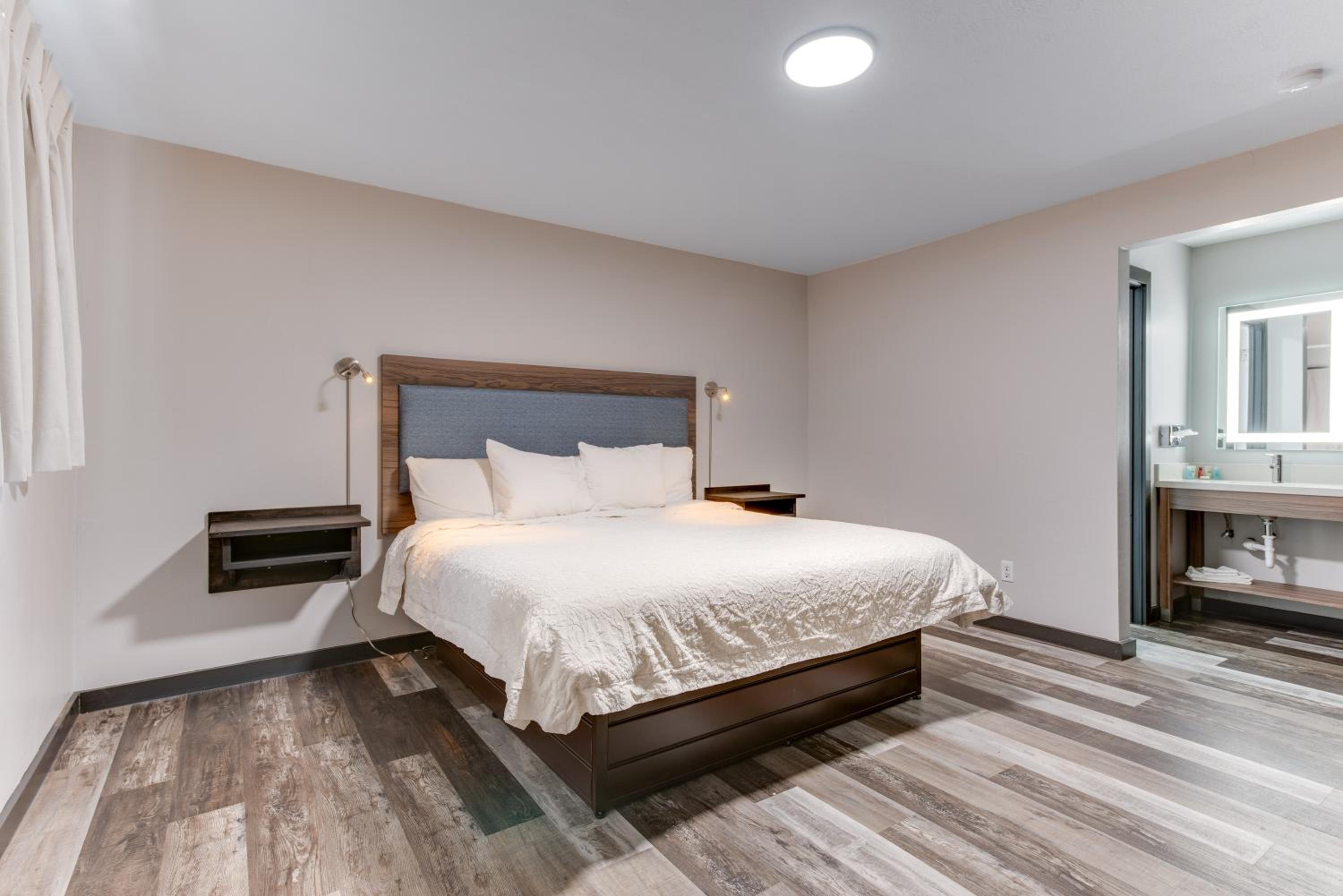 Queen Room photo 2