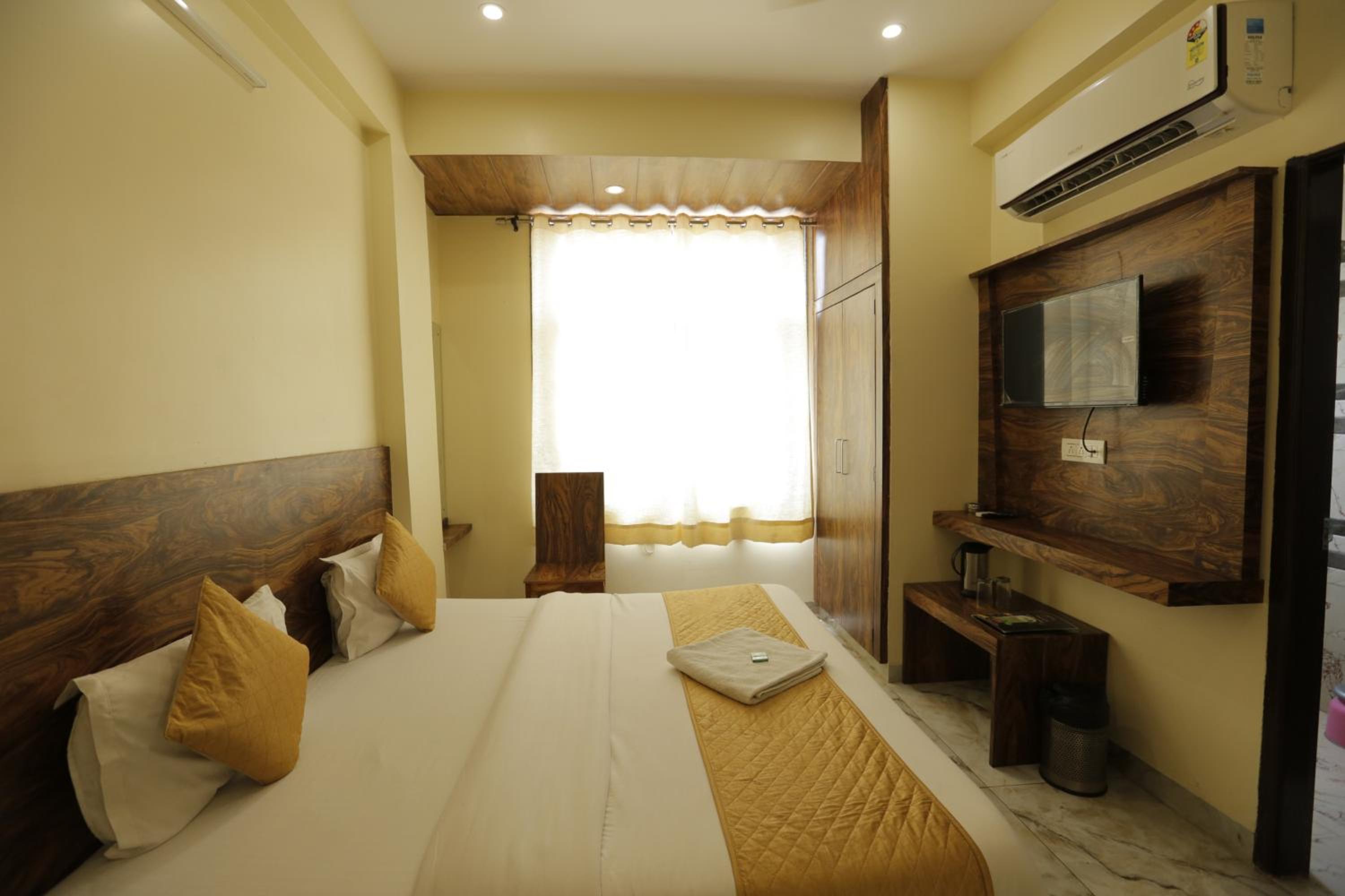 Deluxe Room - Photo 5