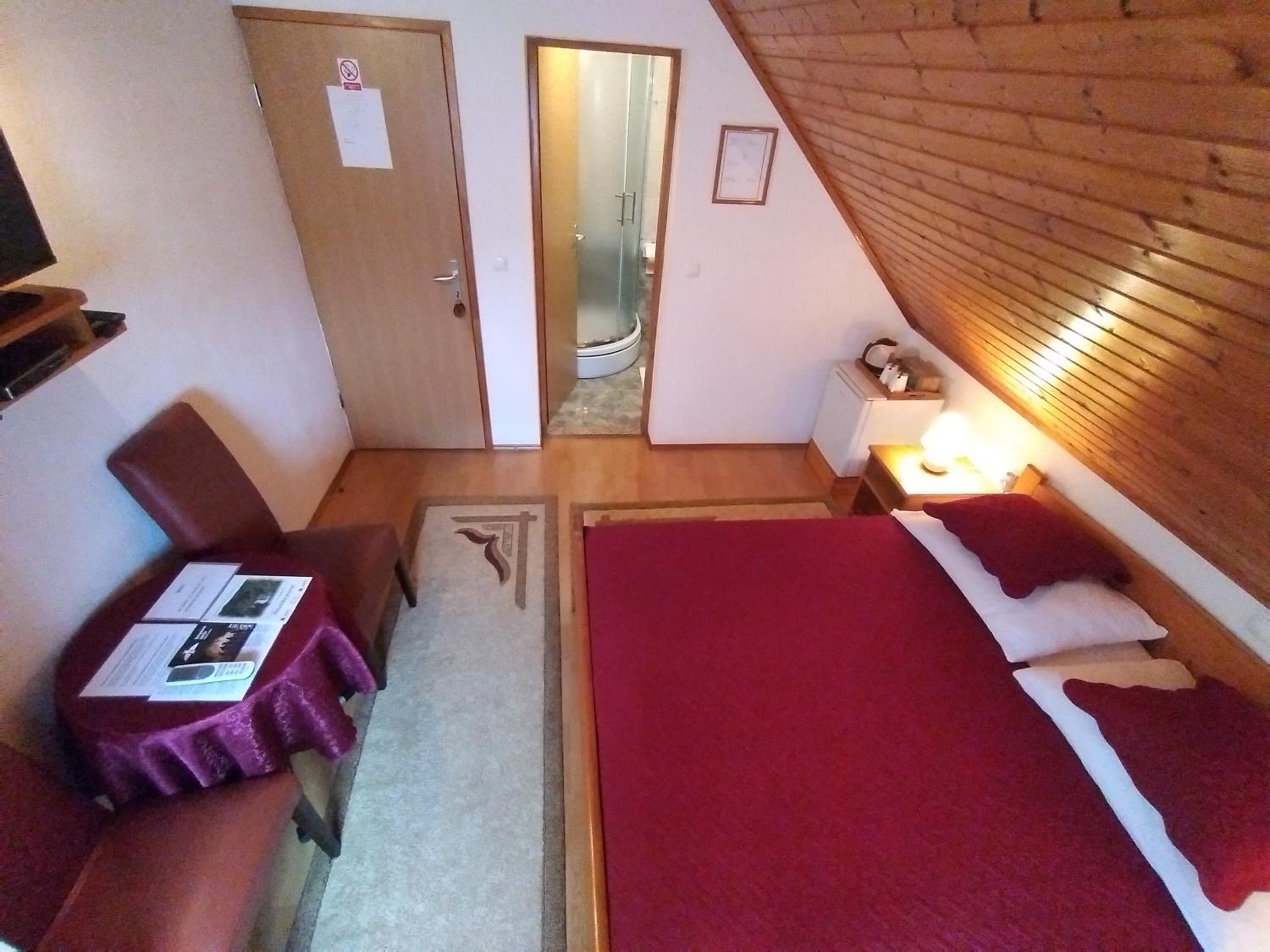 Standard Double Room - Photo 8