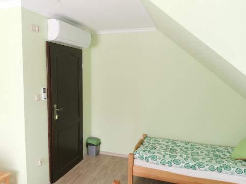 Basic Triple Room with Shared Bathroom photo 1