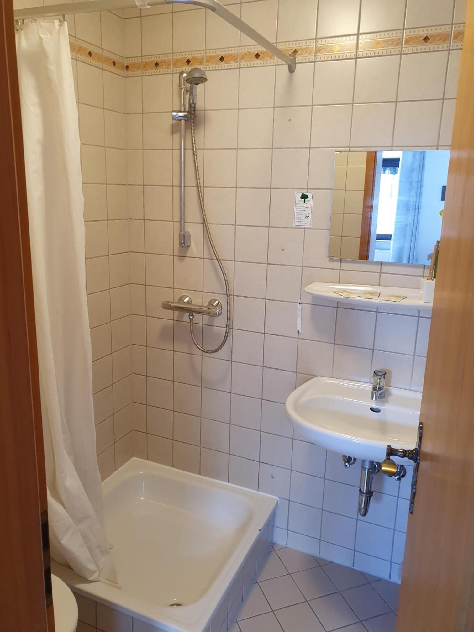 Single Room with Bathroom photo 3