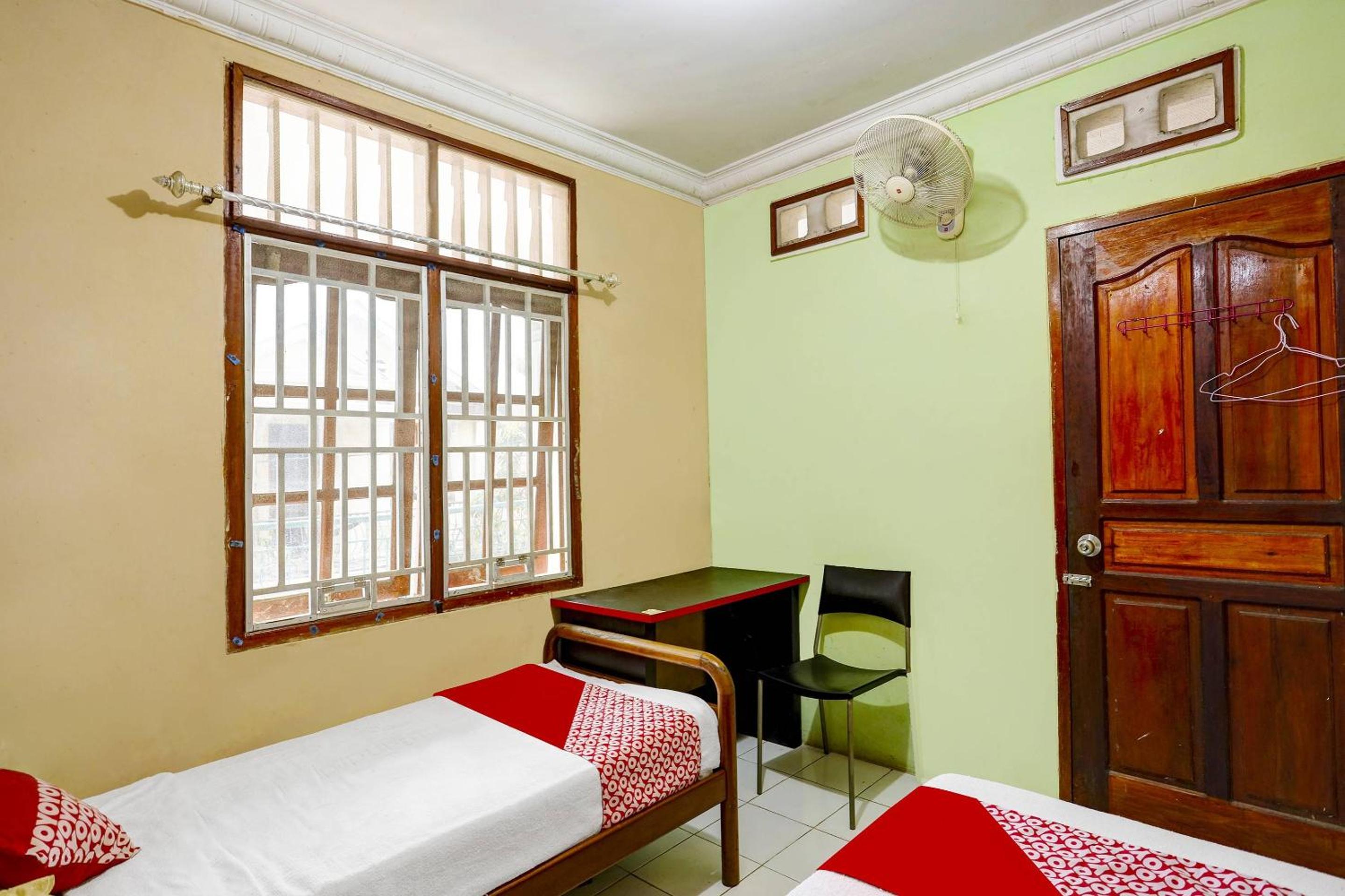Economy Twin Room photo 2