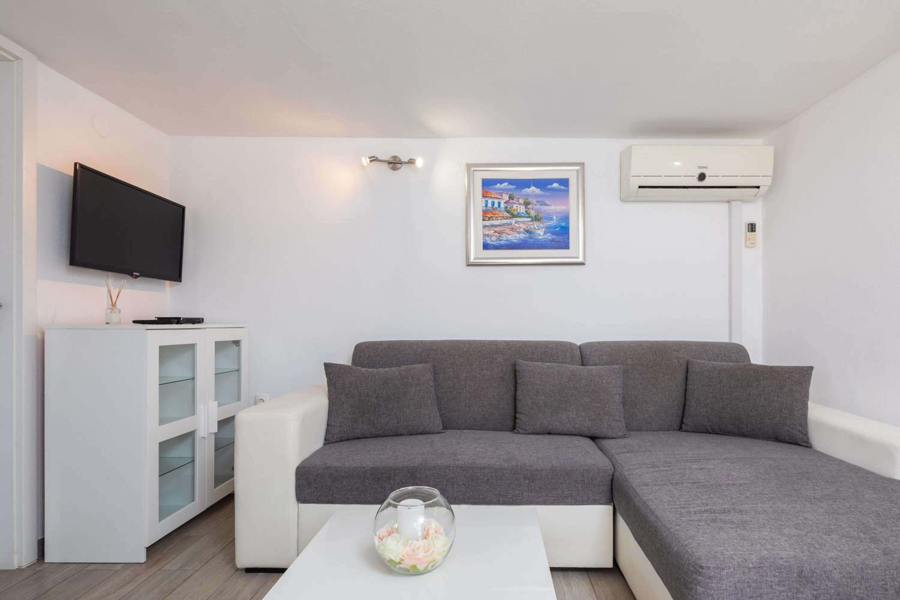 One-Bedroom Apartment with Sea View photo 2