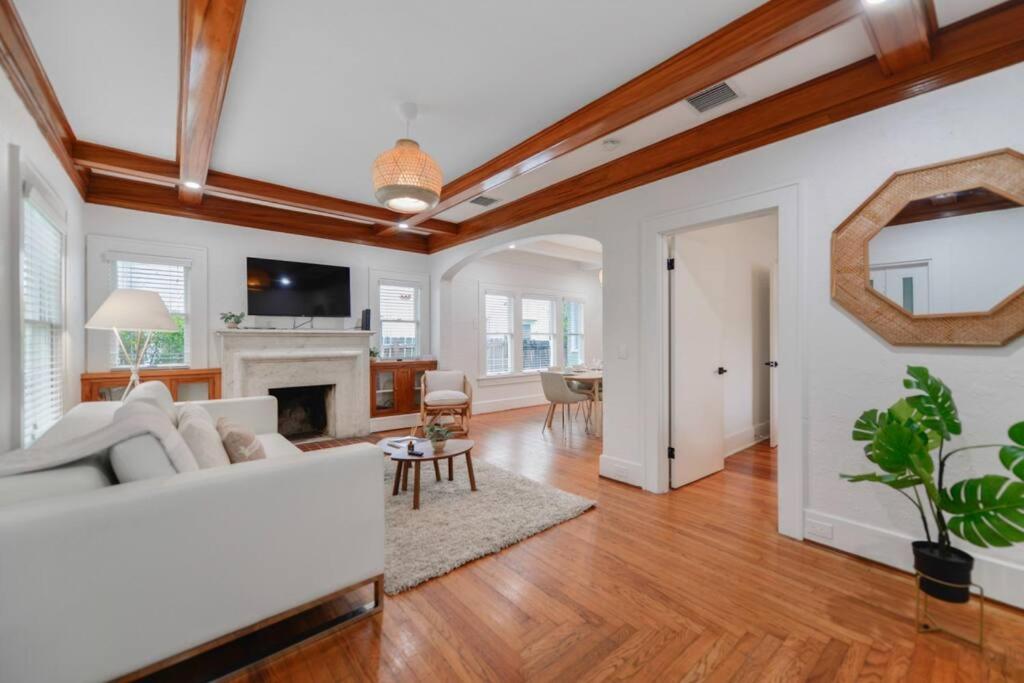 Three-Bedroom House photo 3