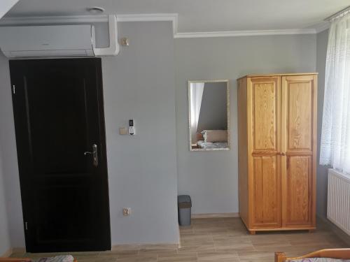 Basic Triple Room with Shared Bathroom photo 3