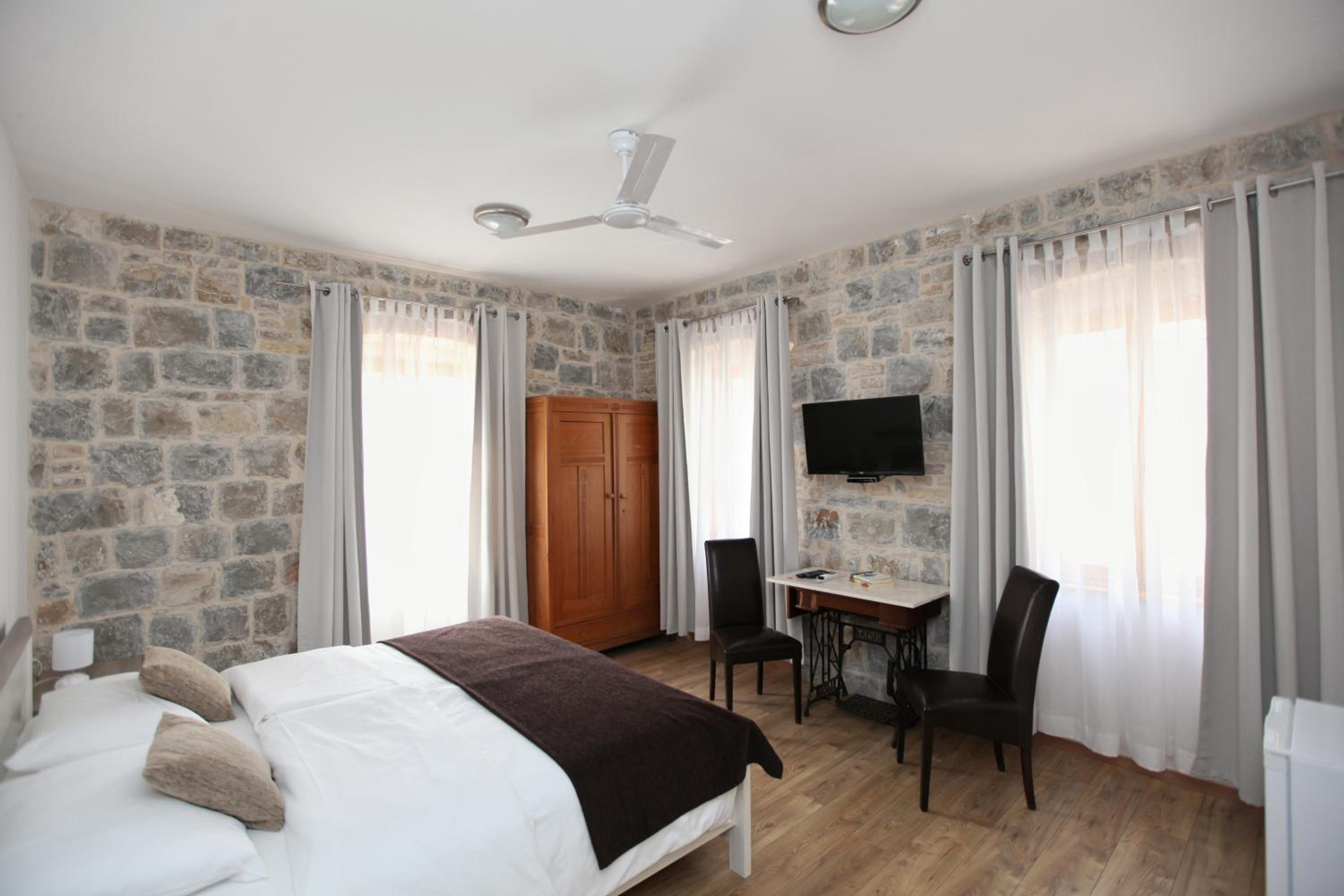 Deluxe King Suite photo 2
