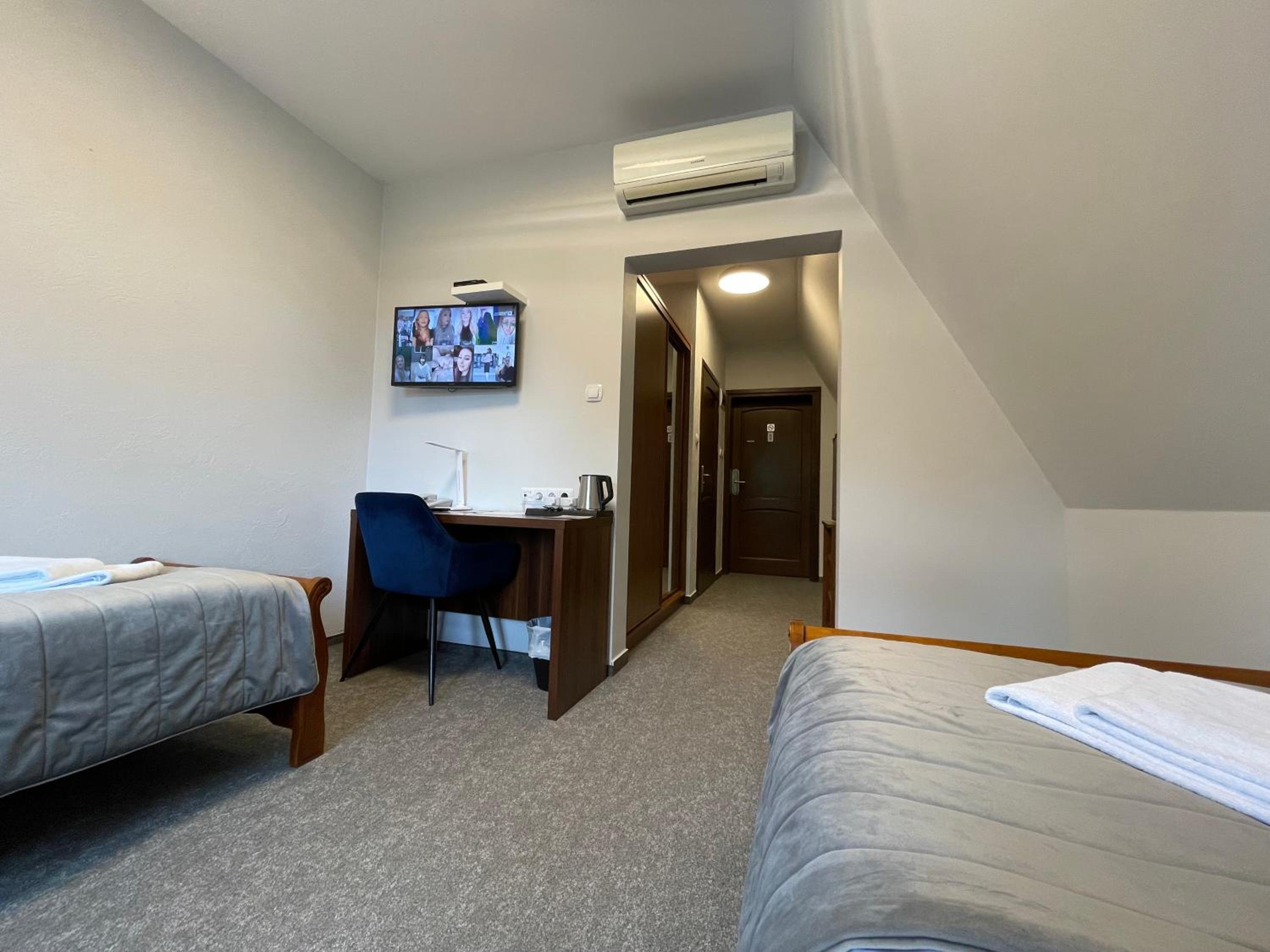 Twin Room with Shower - Photo 1
