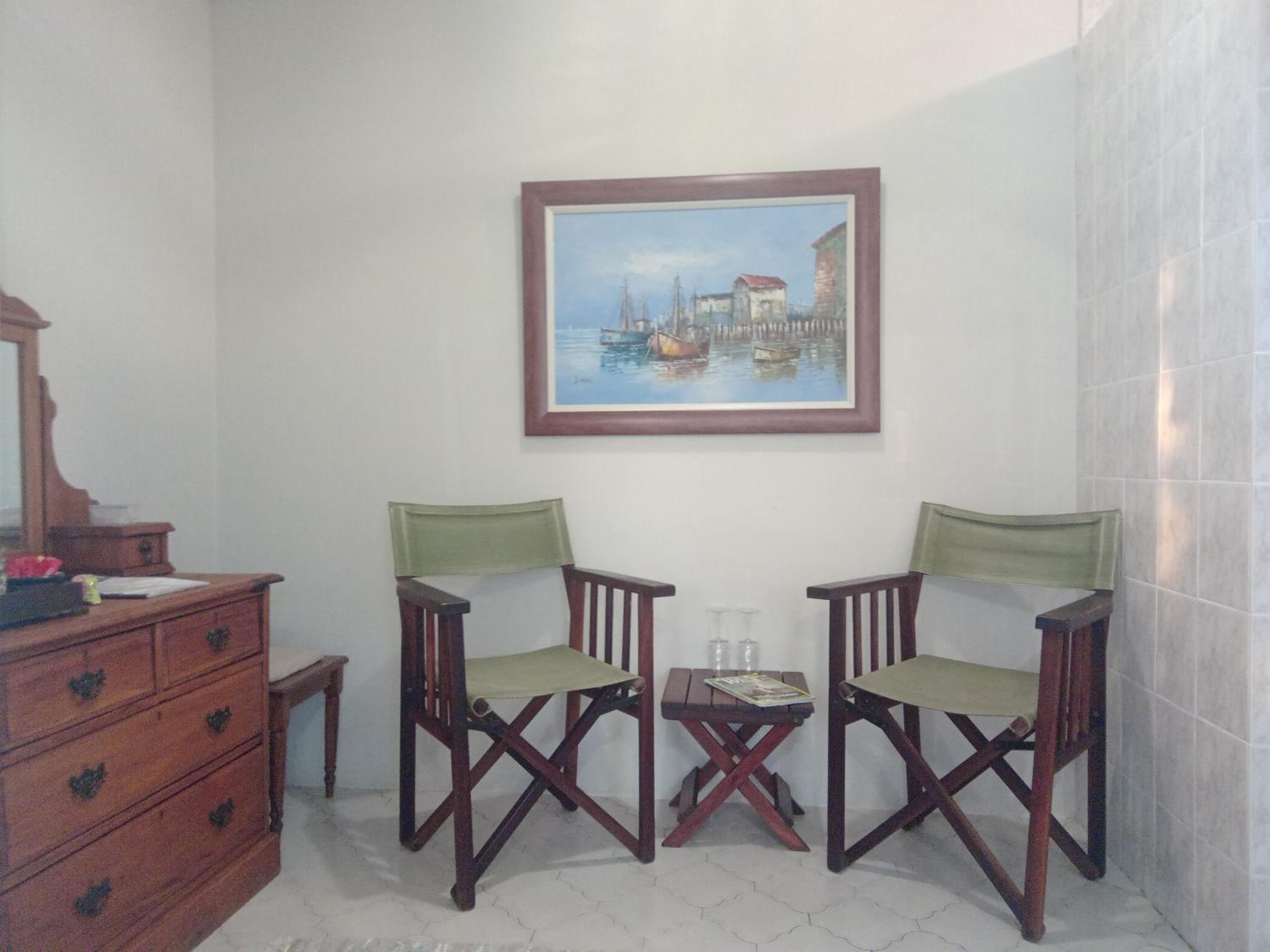 Queen Room photo 2