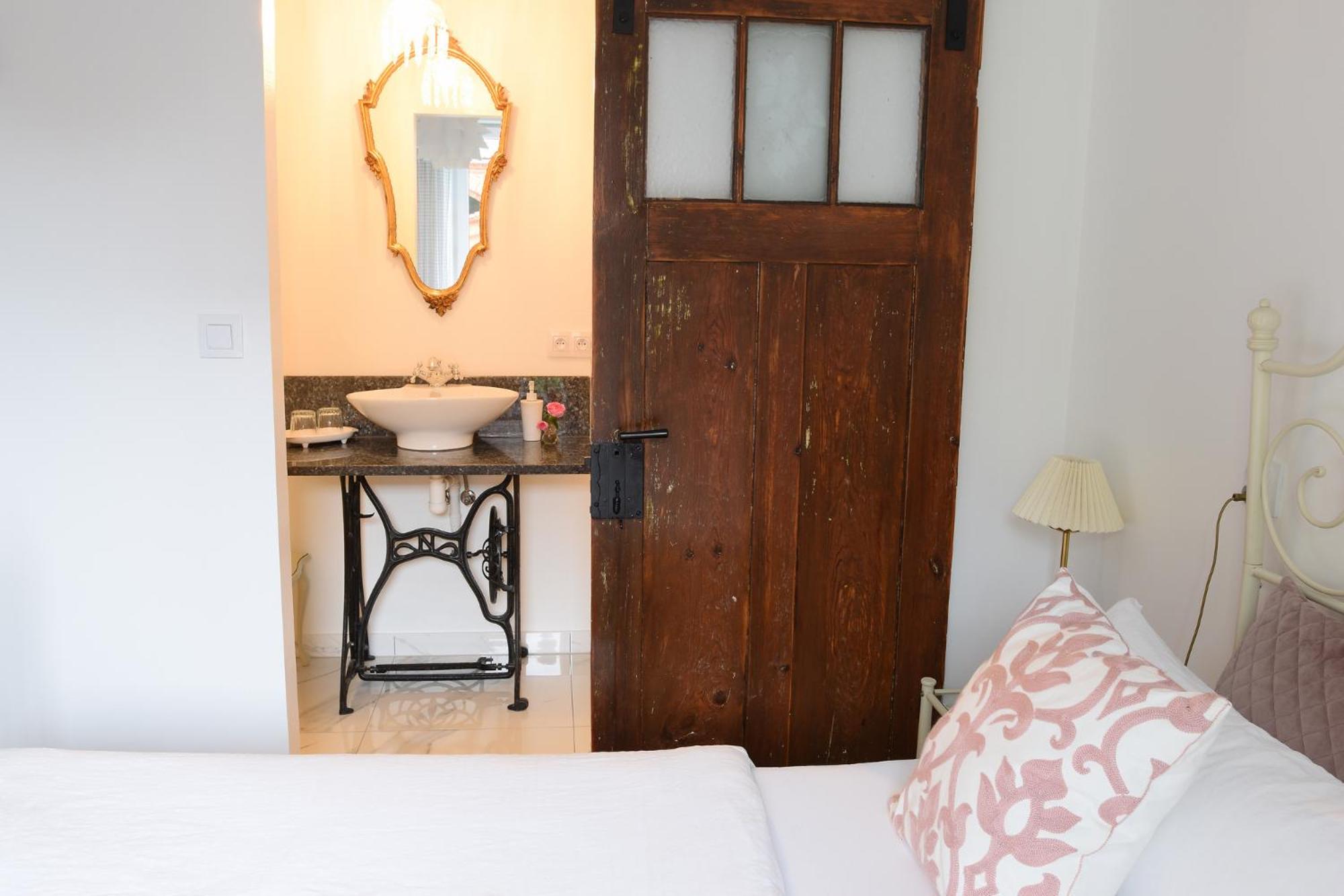 Studio Apartment - Photo 1