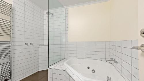 Four-Bedroom House - Photo 4