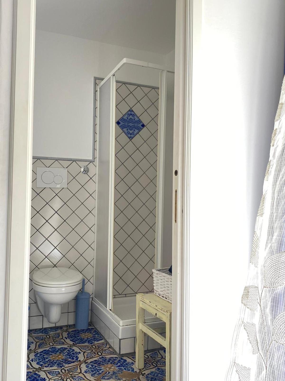 Double Room with Balcony - Photo 10