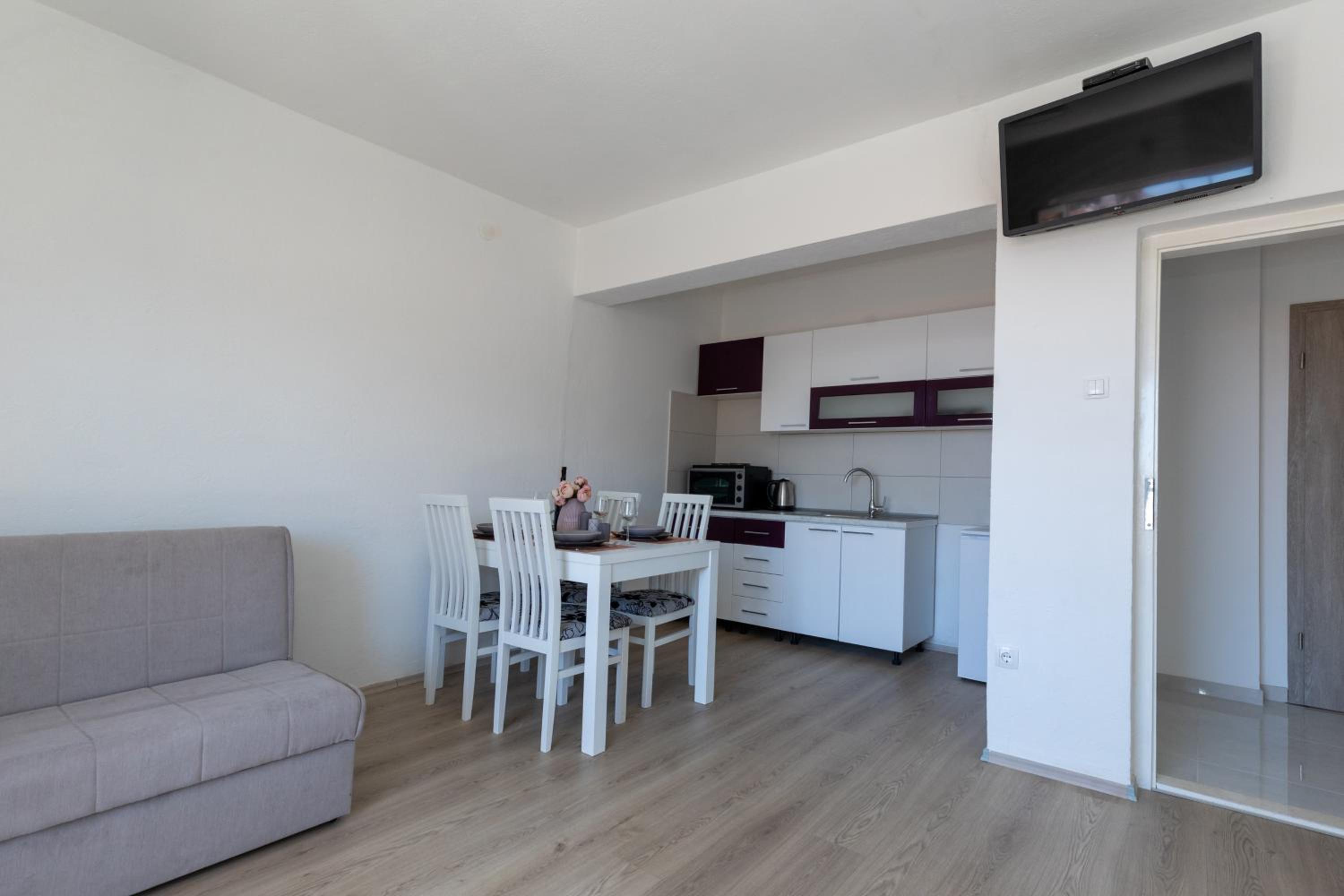 One-Bedroom Apartment photo 1