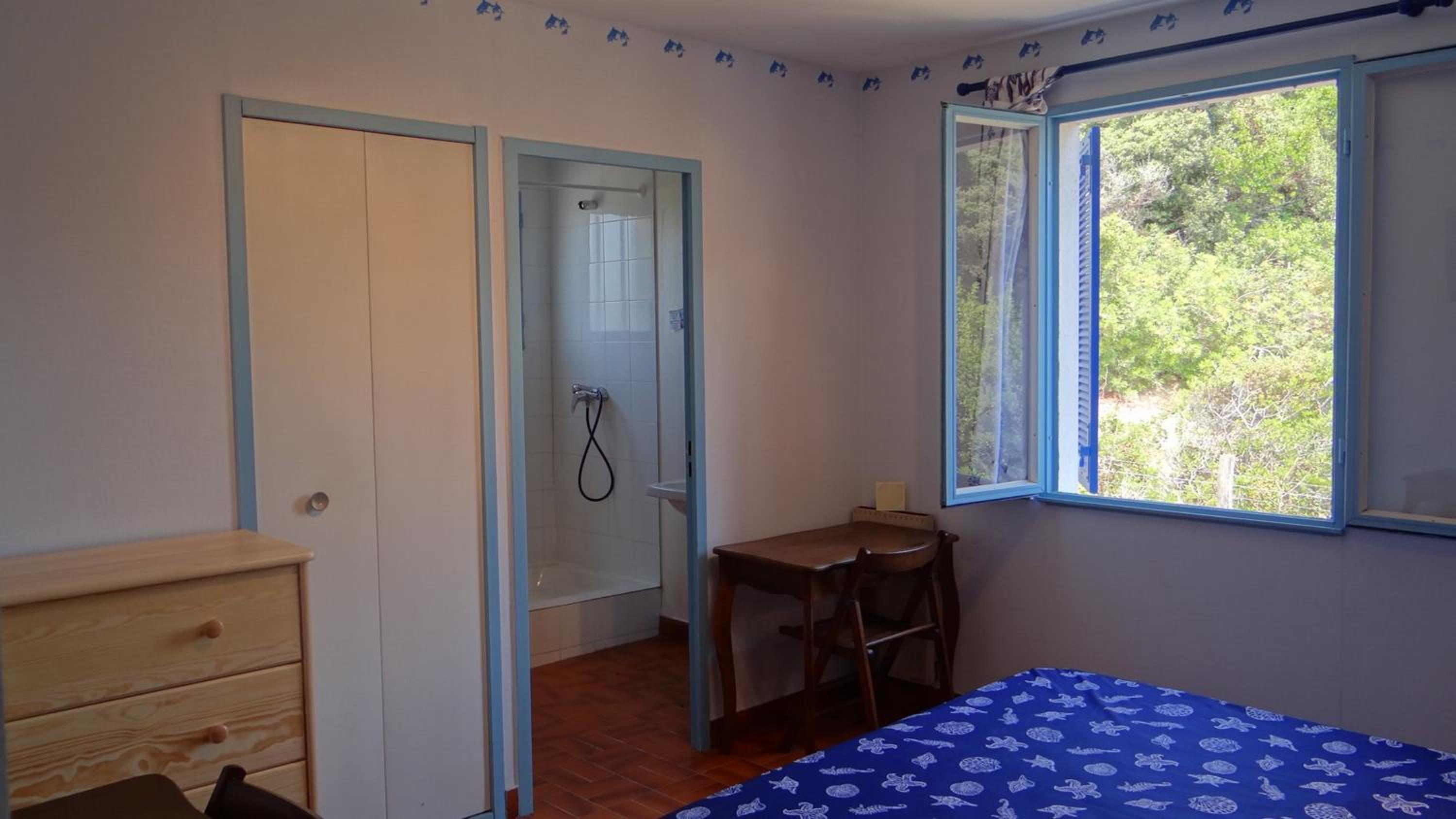 One-Bedroom Apartment (5 Adults) photo 1