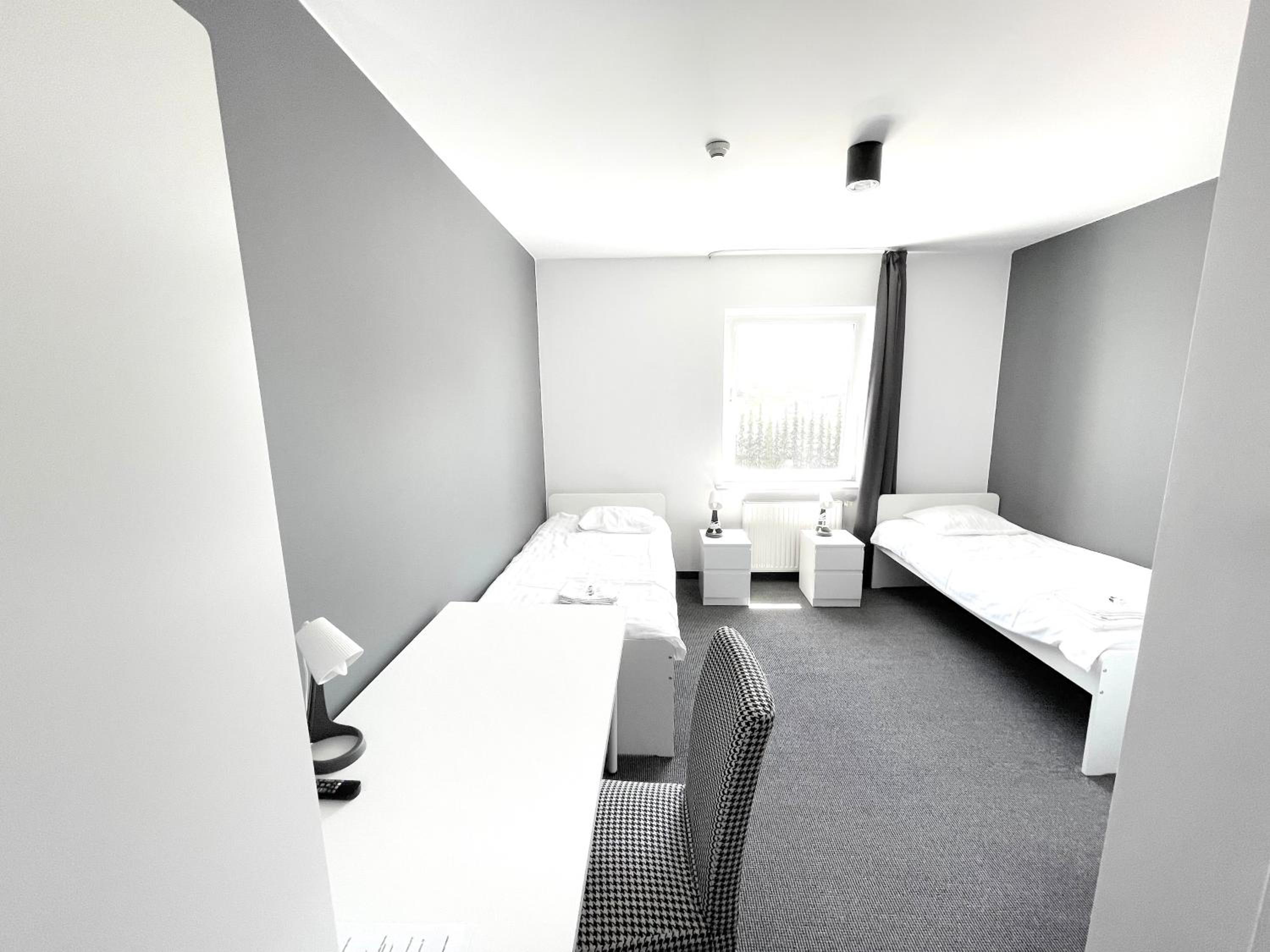 Large Twin Room - Photo 2