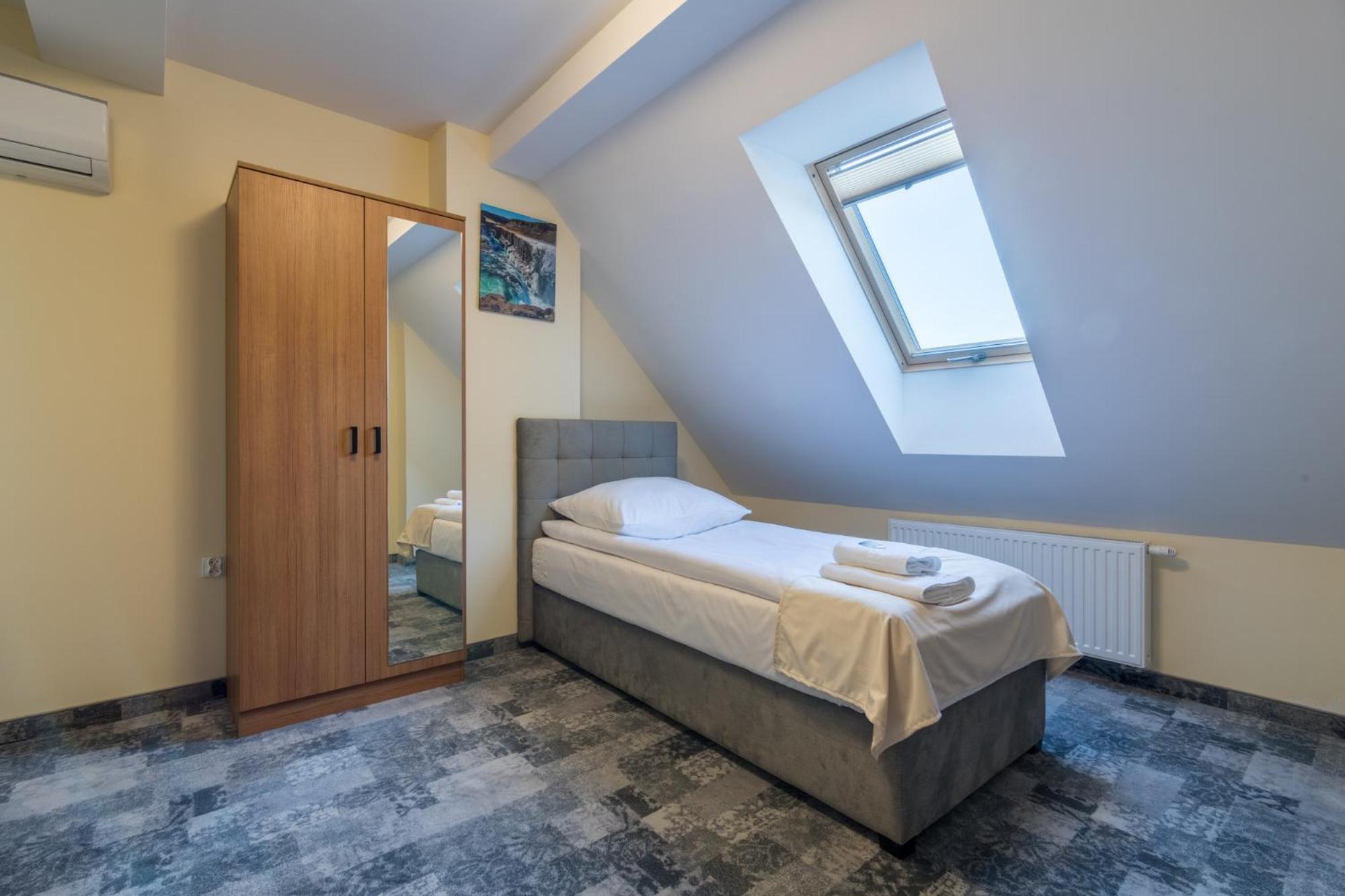 Single Room with Private Bathroom photo 3
