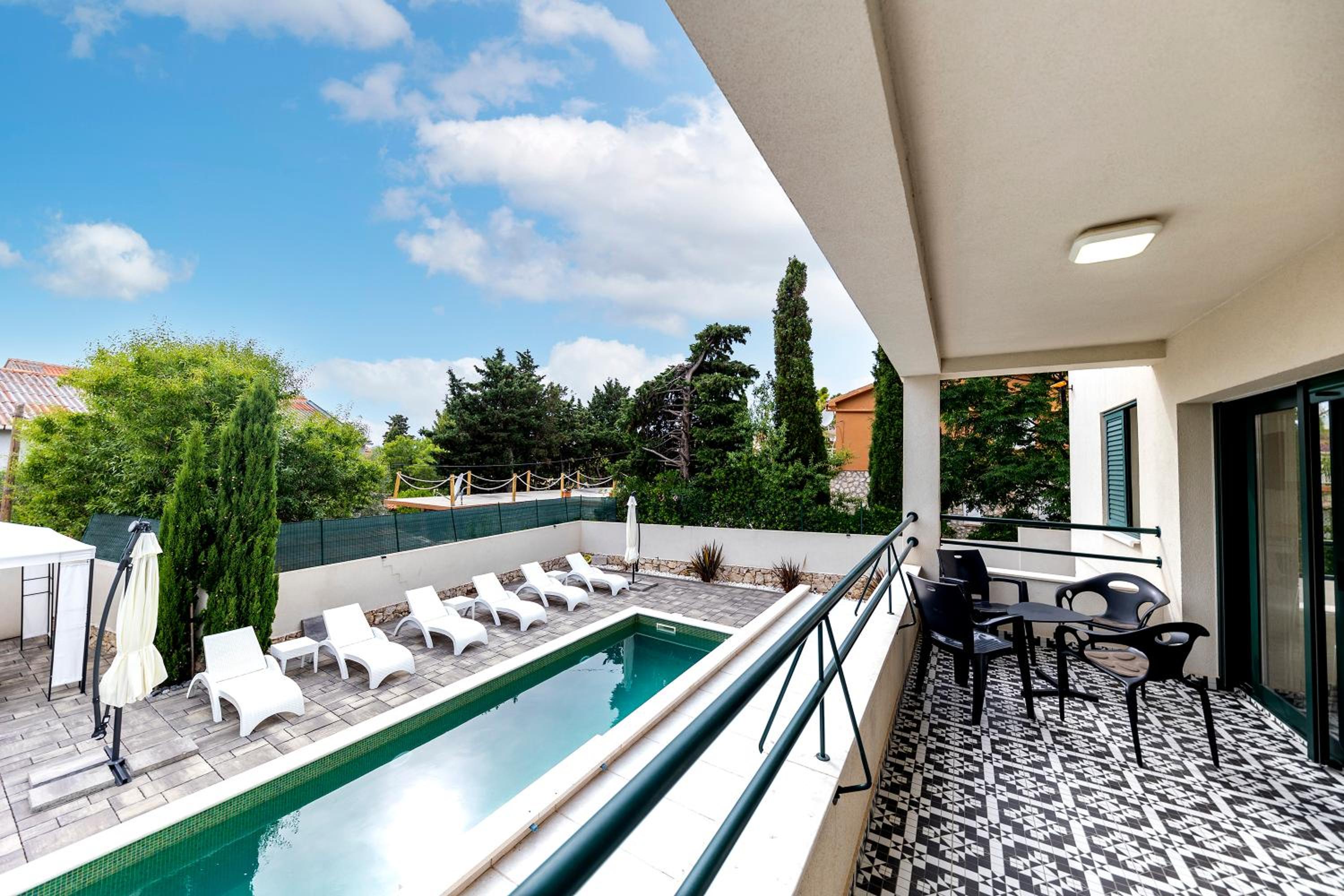 Apartment with Pool View 