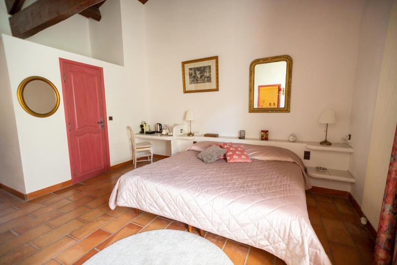 Deluxe Double Room with Bath - Photo 4
