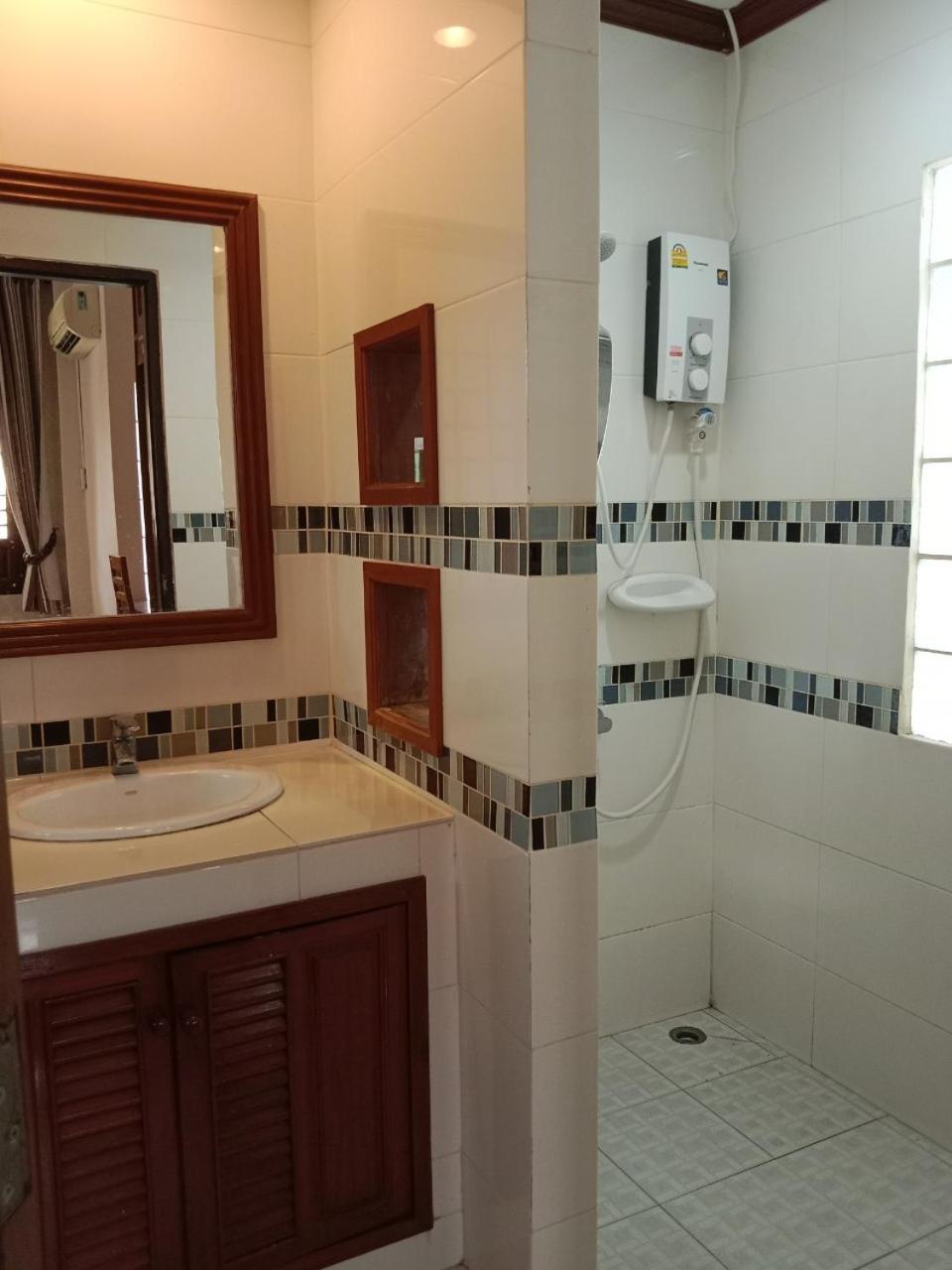 Deluxe King Room - Photo 5