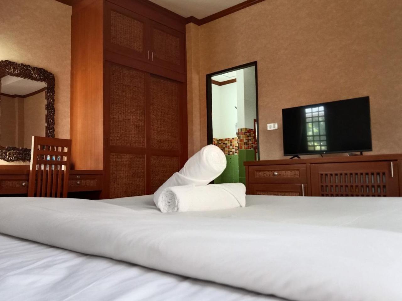 Deluxe King Room - Photo 9