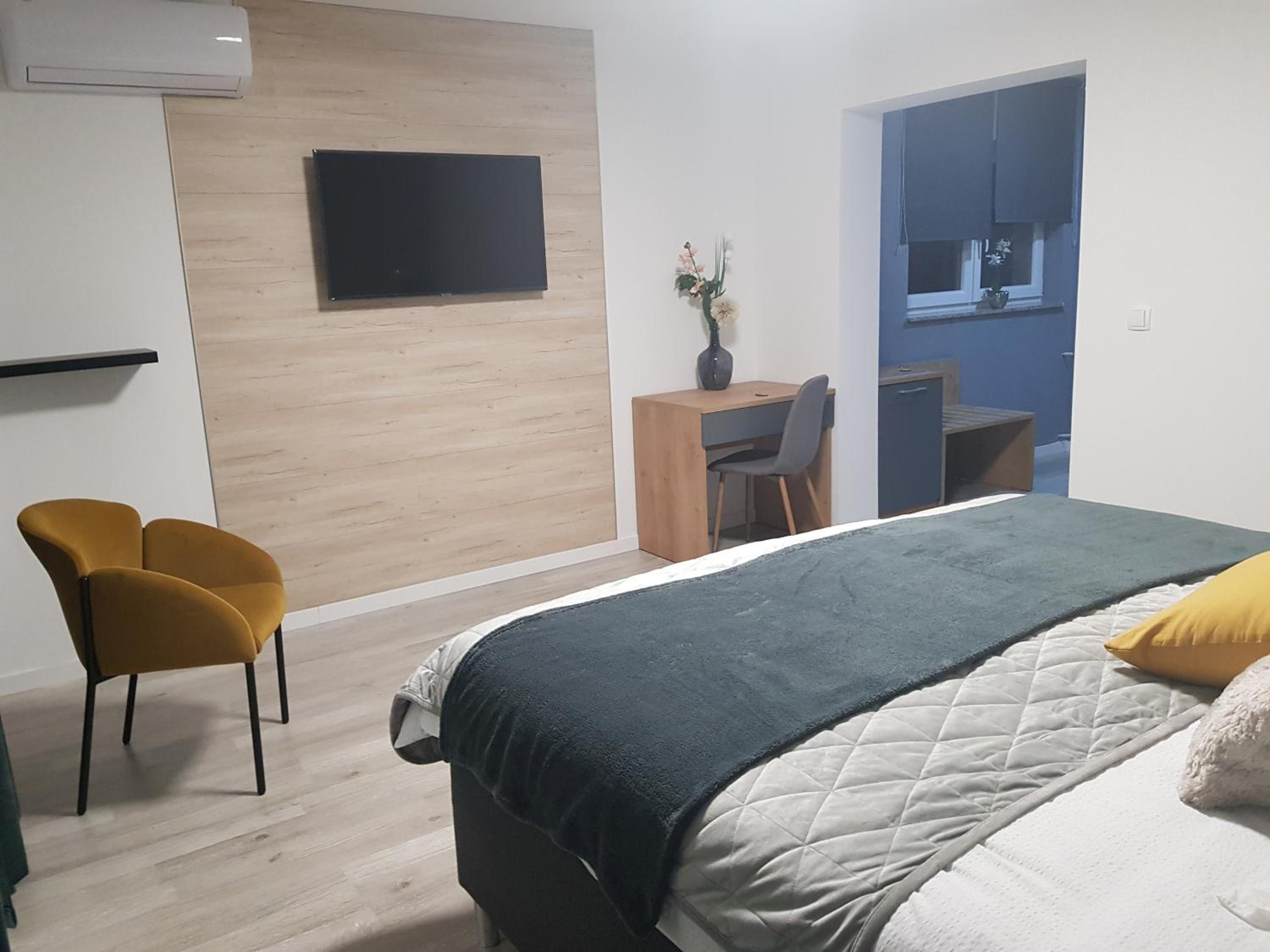 Deluxe Double Room with Balcony - Photo 11