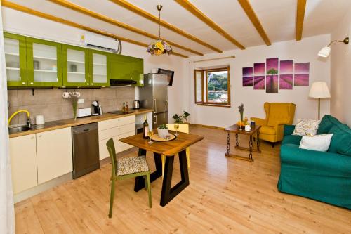 One-Bedroom Apartment - Photo 12