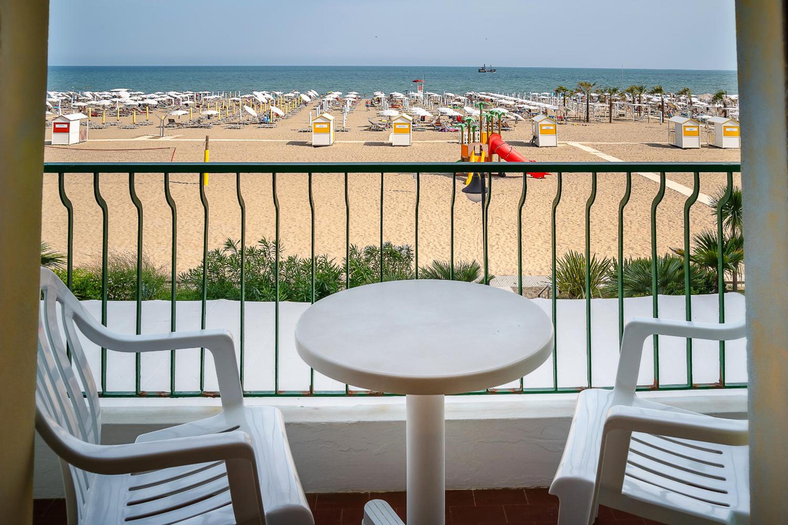 Double Room with Balcony and Sea View - Photo 4