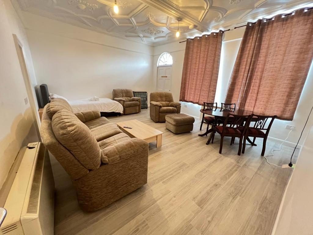 One-Bedroom Apartment photo 1