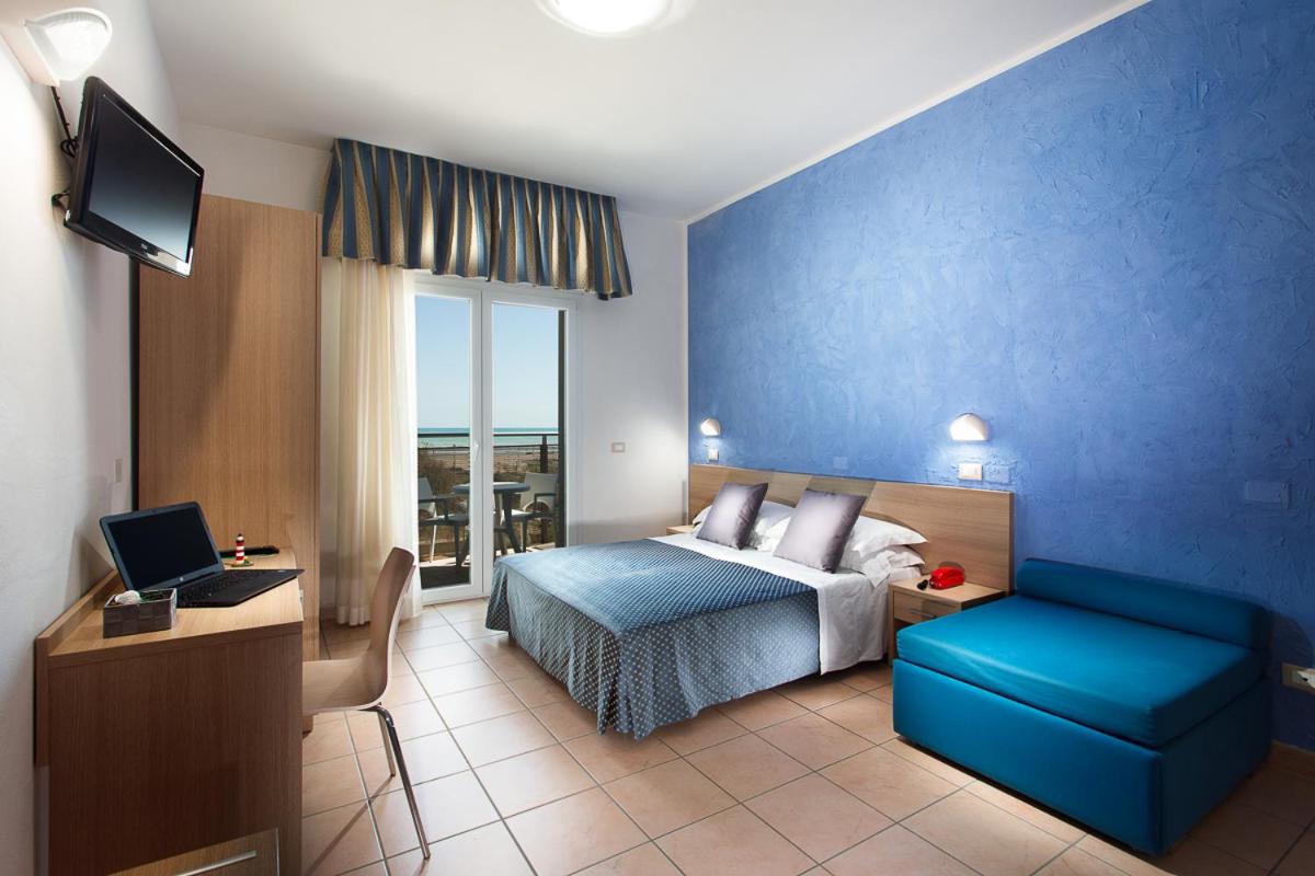 Deluxe Double Room with Balcony photo 1