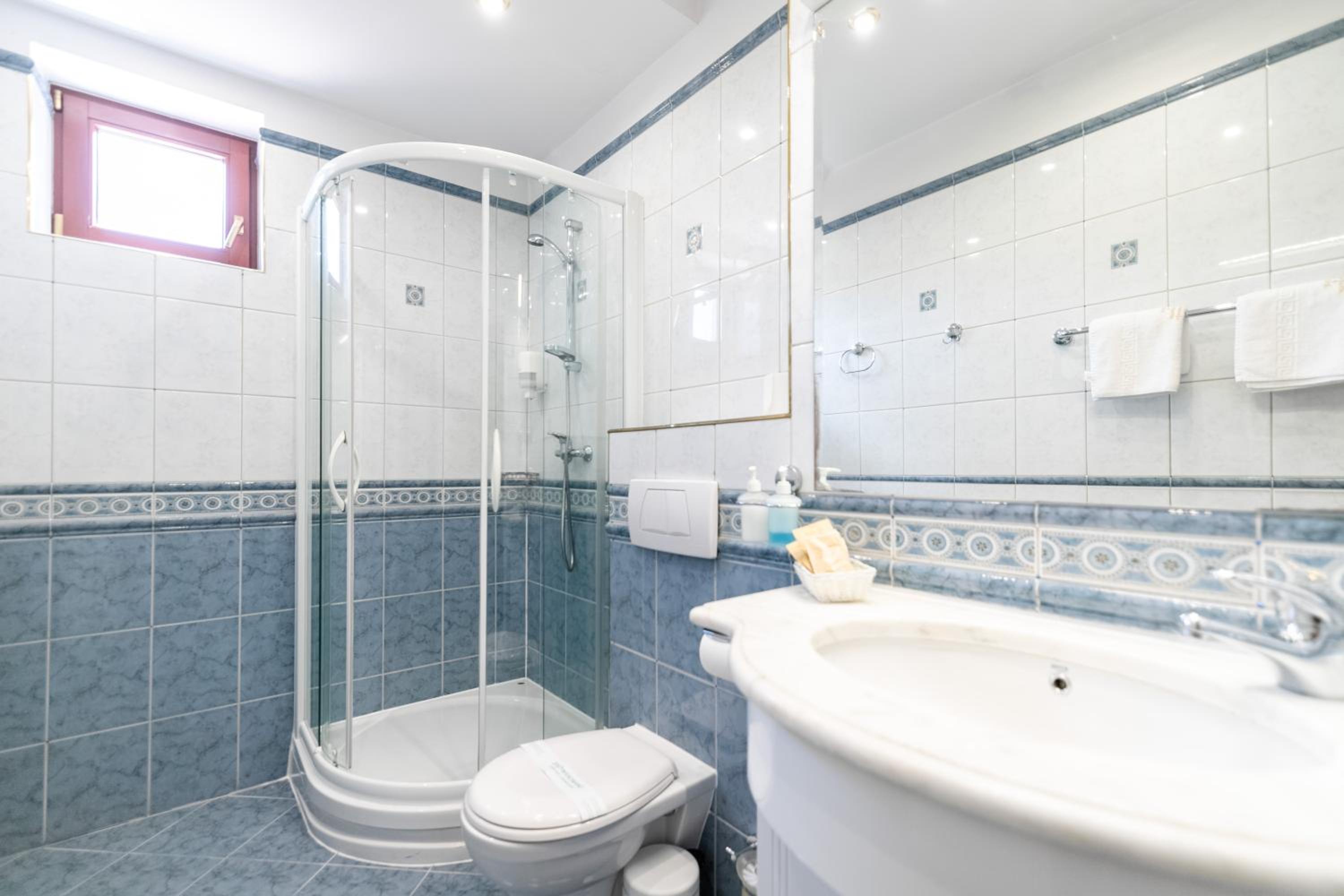 Budget Double Room - Photo 5